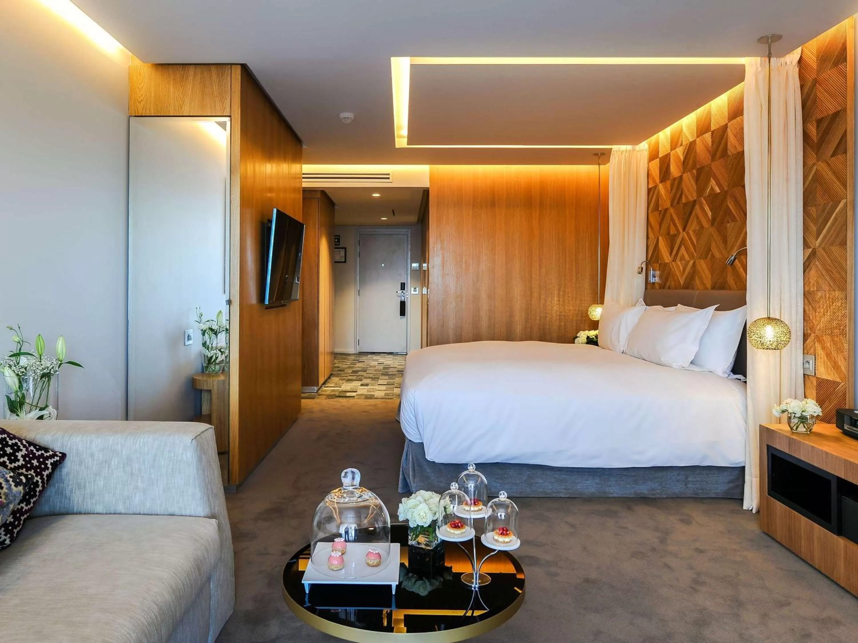 Bedroom, Bed in Sofitel Marrakech Lounge and Spa