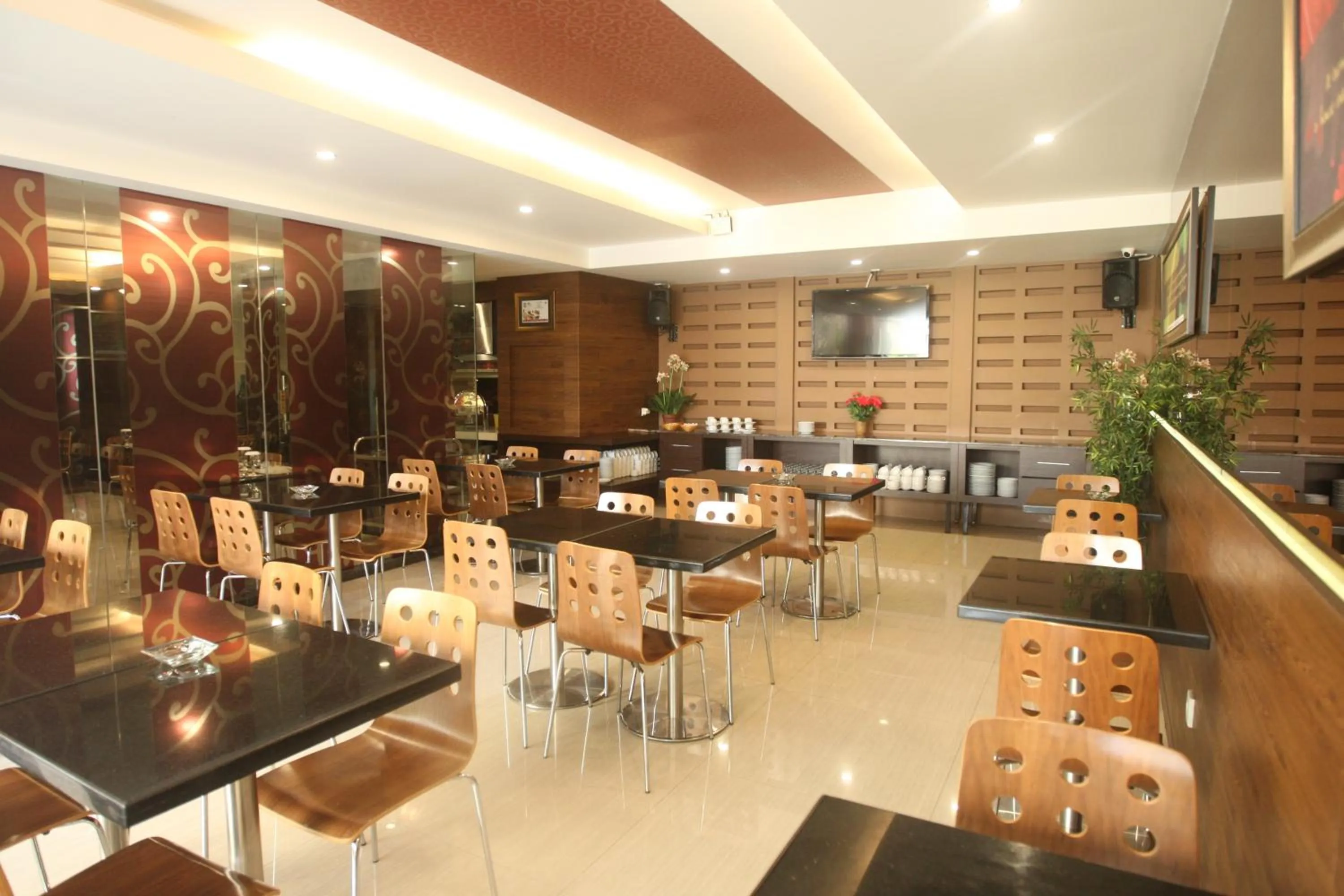 Restaurant/places to eat in Favor Hotel Makassar City Center By LIFE
