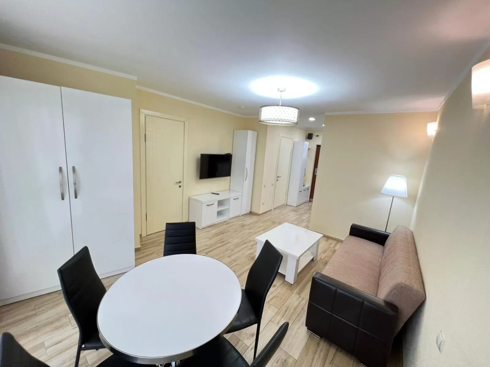 Photo of the whole room, Dining Area in Aparthotel Holiday Lux Batumi