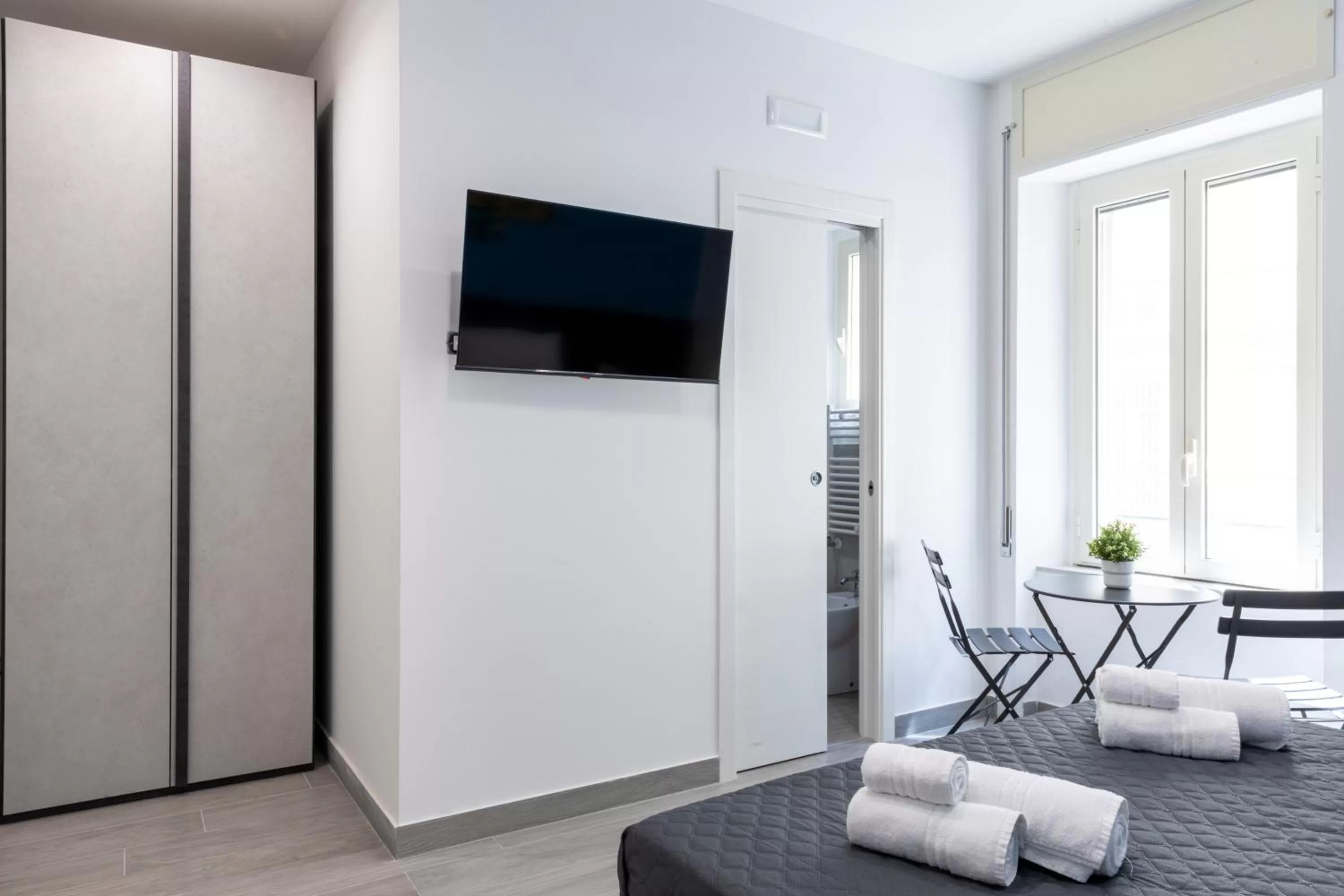 TV/Entertainment Center in Partenope Guest House