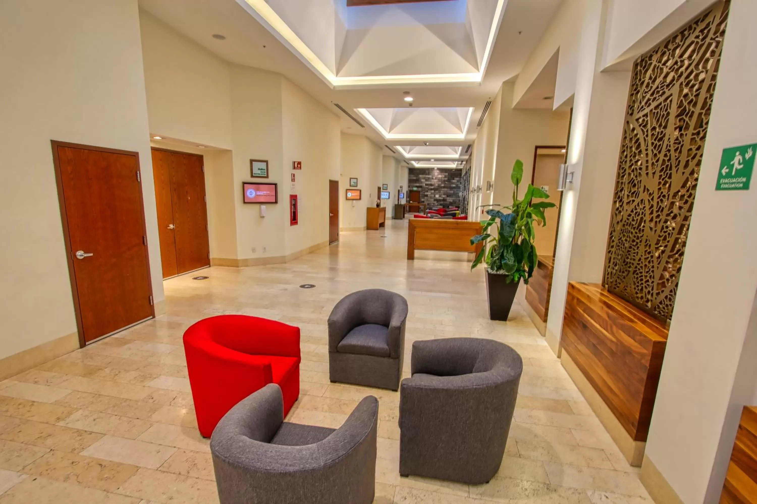 Restaurant/places to eat in Holiday Inn & Suites Plaza Mayor by IHG