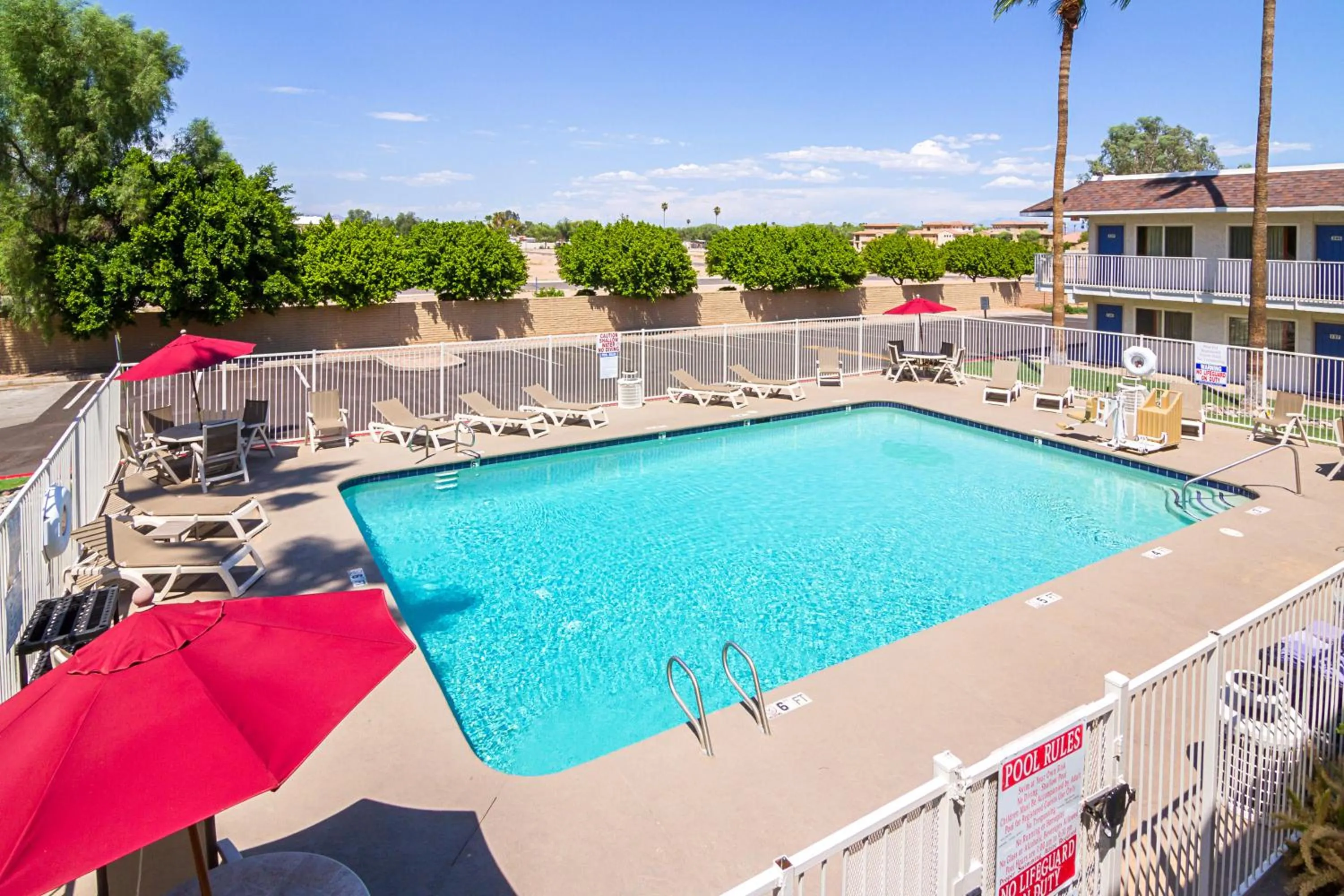 Swimming pool in Motel 6 Mesa North