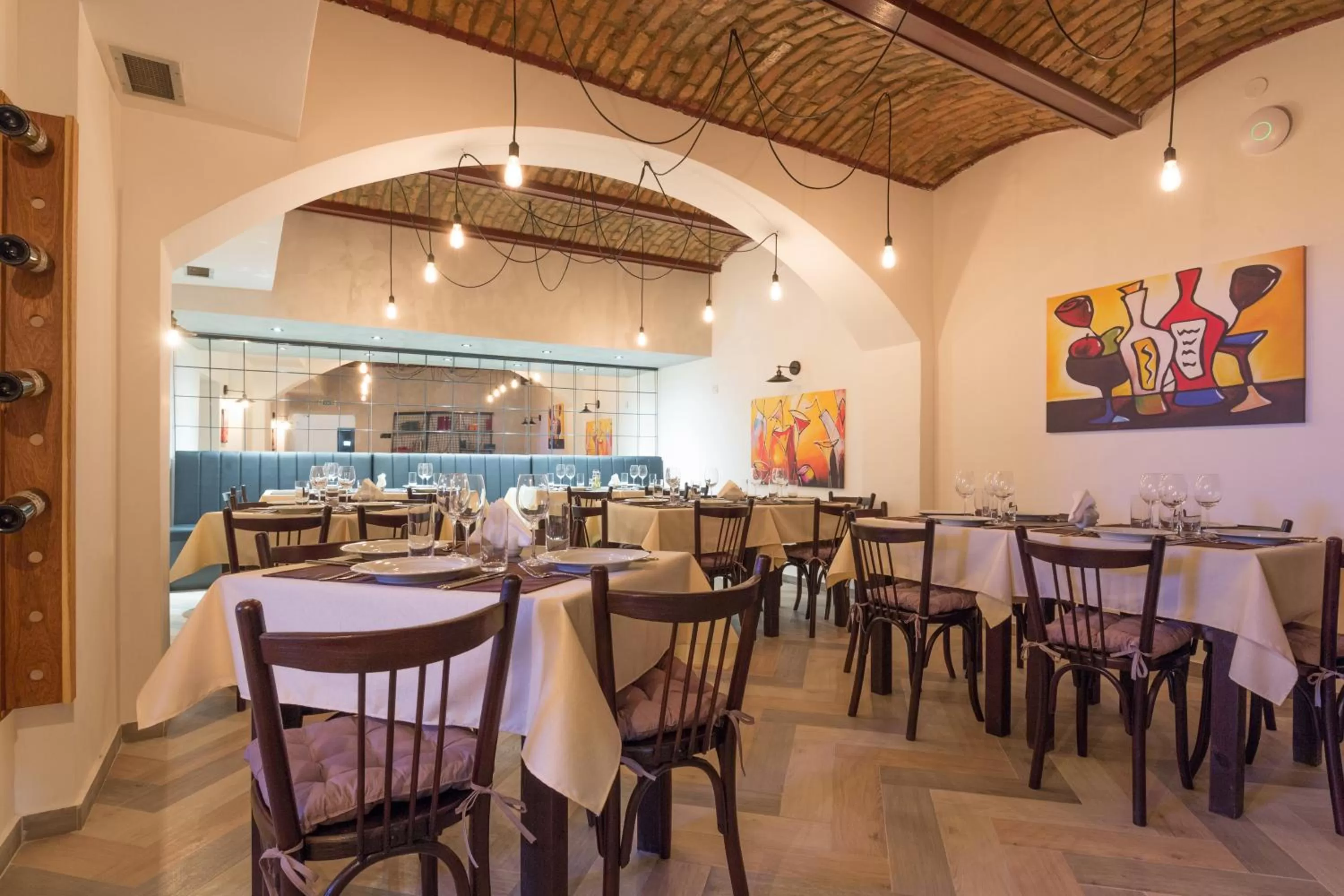 Restaurant/places to eat in Capital Hotel Garni