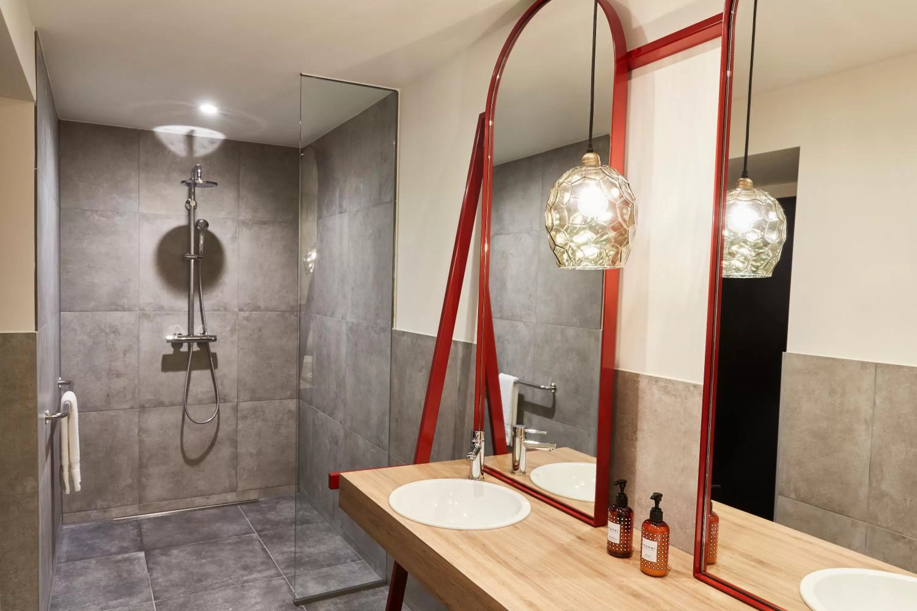 Photo of the whole room in Hotel Indigo Antwerp City Centre by IHG