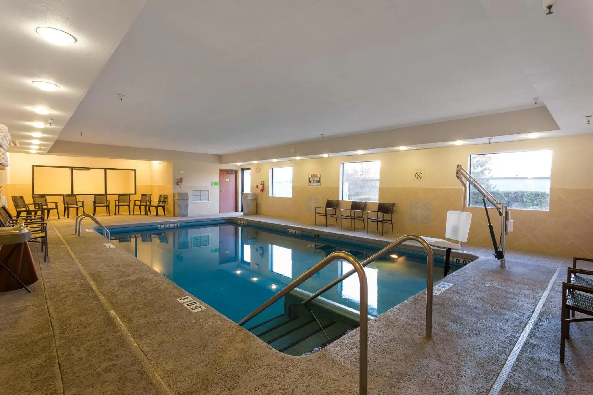Swimming pool in Holiday Inn Express Hotel & Suites Edmond by IHG
