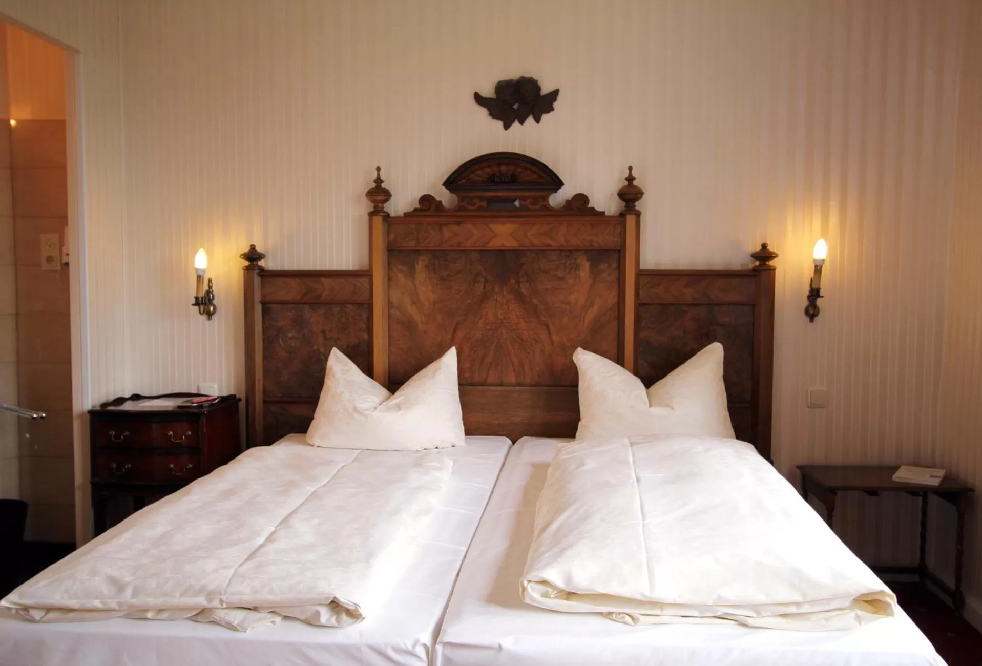 Bed in Historik Hotel Goldener Hirsch Rothenburg