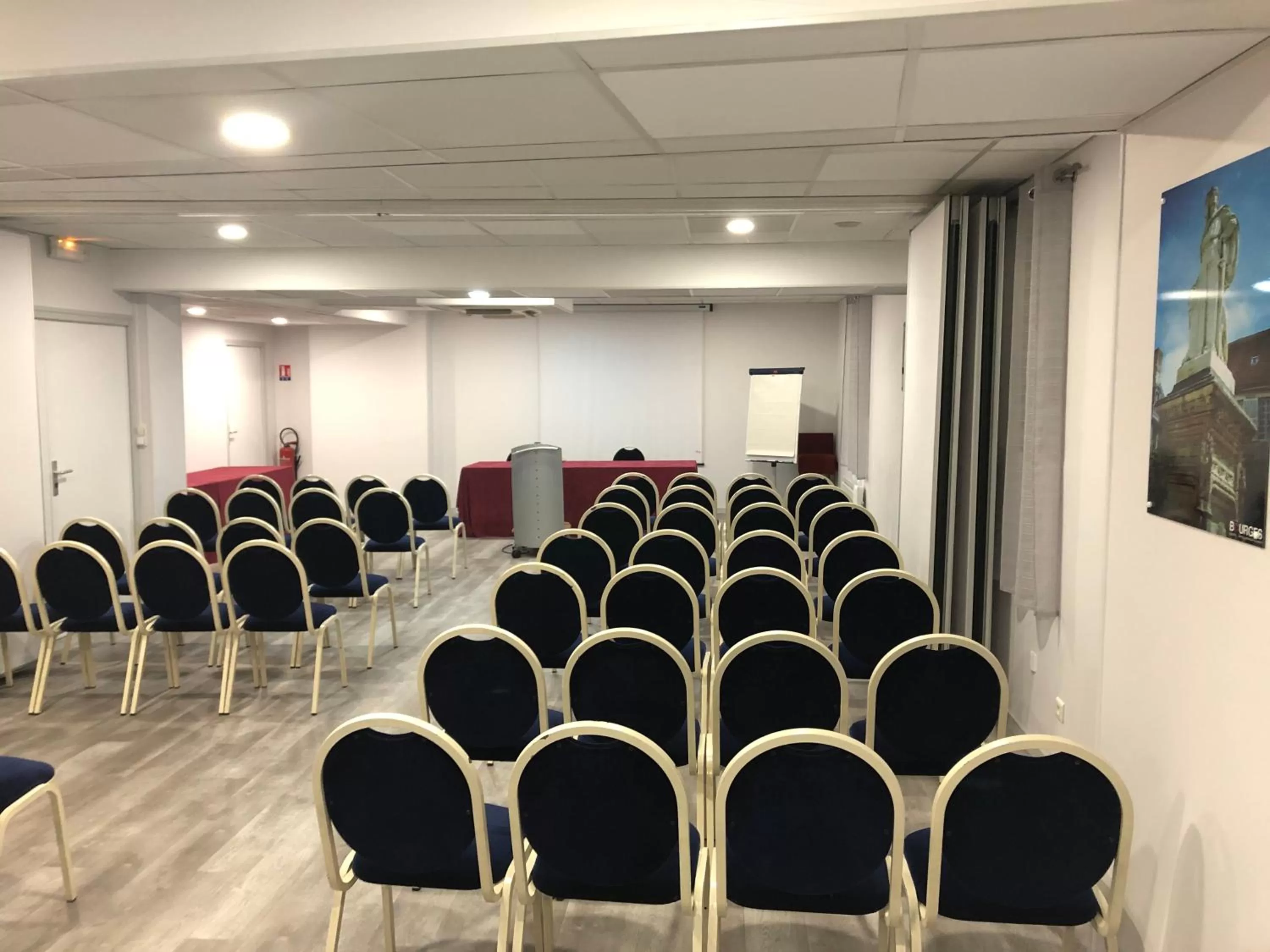 Communal lounge/ TV room in Hôtel The Originals City Le Berry - proche centre-ville - Gare - parking - recharge véhicule