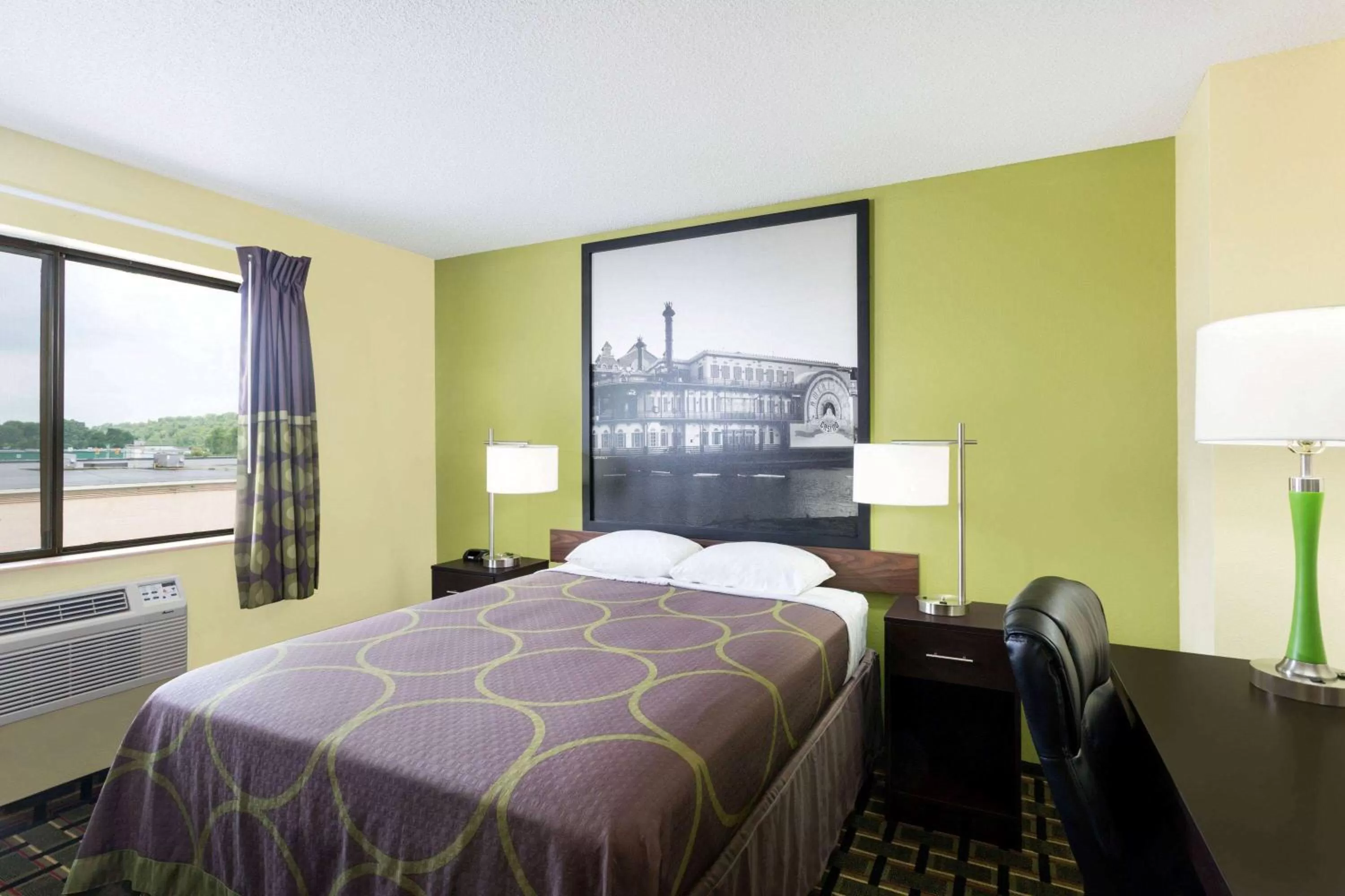 Photo of the whole room, Bed in Super 8 by Wyndham Marietta