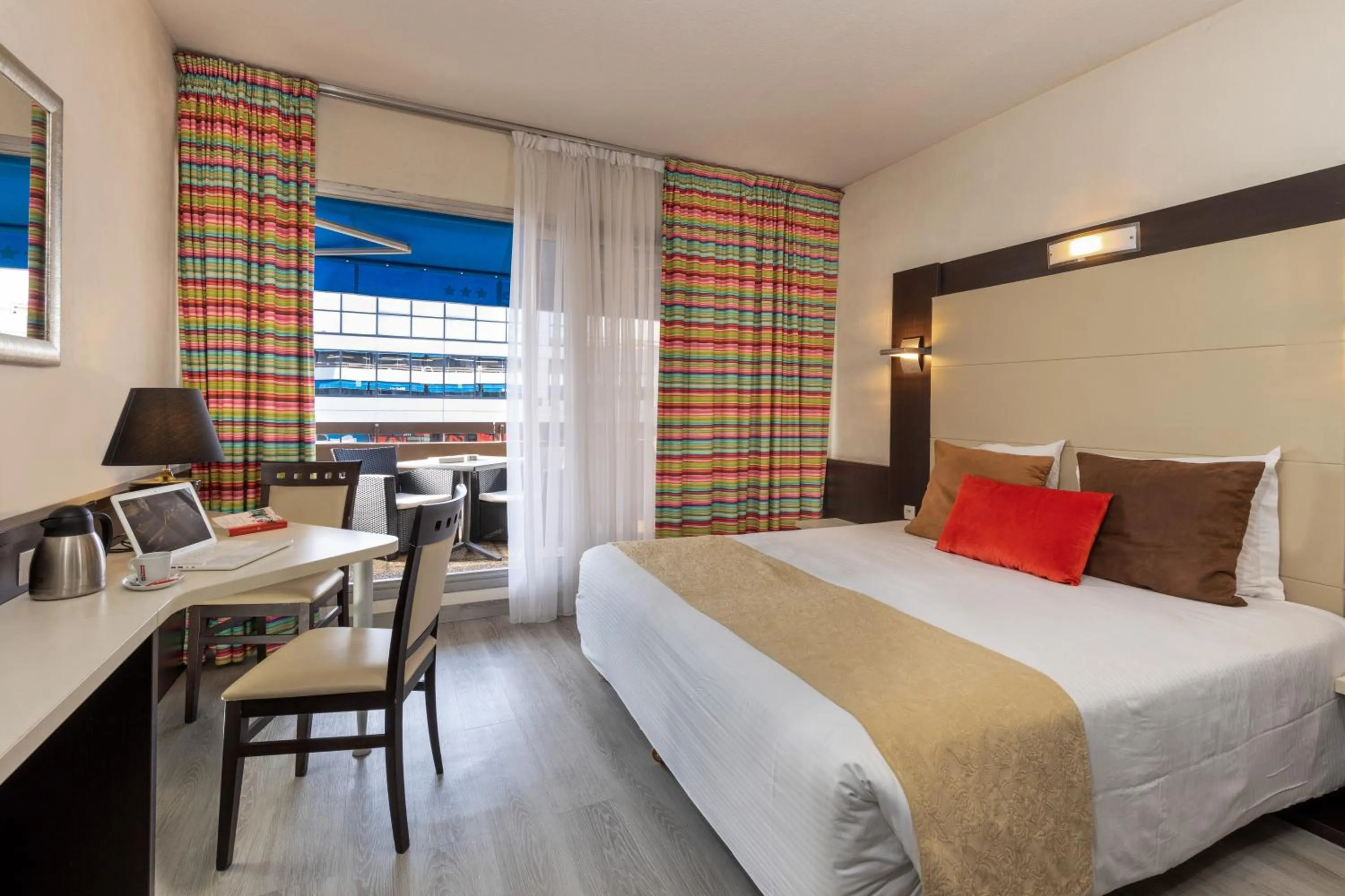 Photo of the whole room, Bed in The Originals City, Hôtel Galaxie, Nice Aéroport