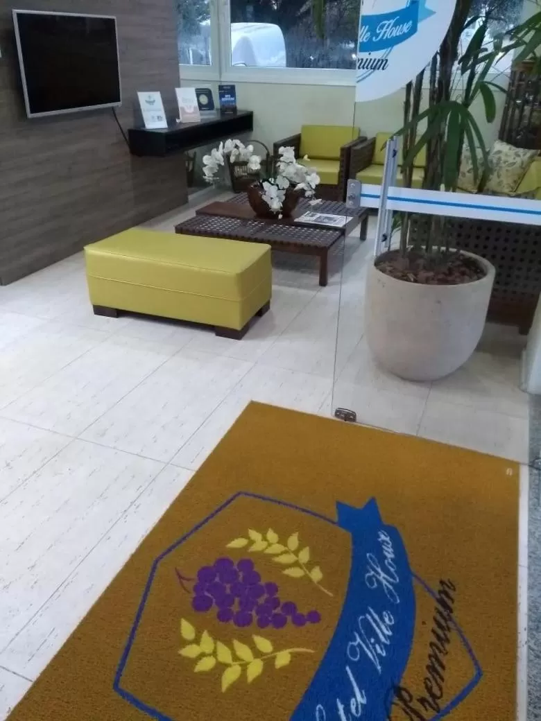 Communal lounge/ TV room in Hotel Ville House Premium