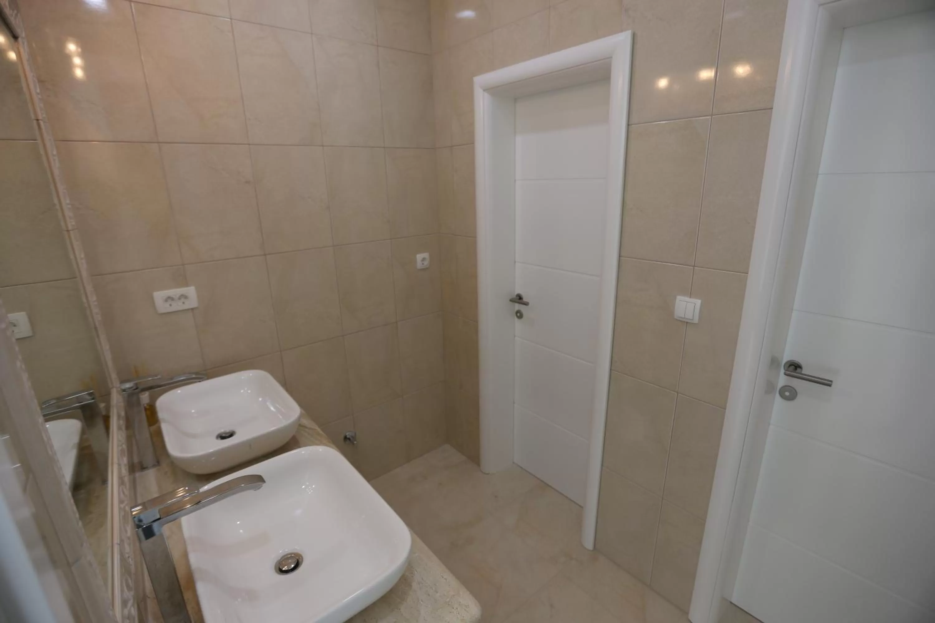 Restaurant/places to eat in Villa Flowers