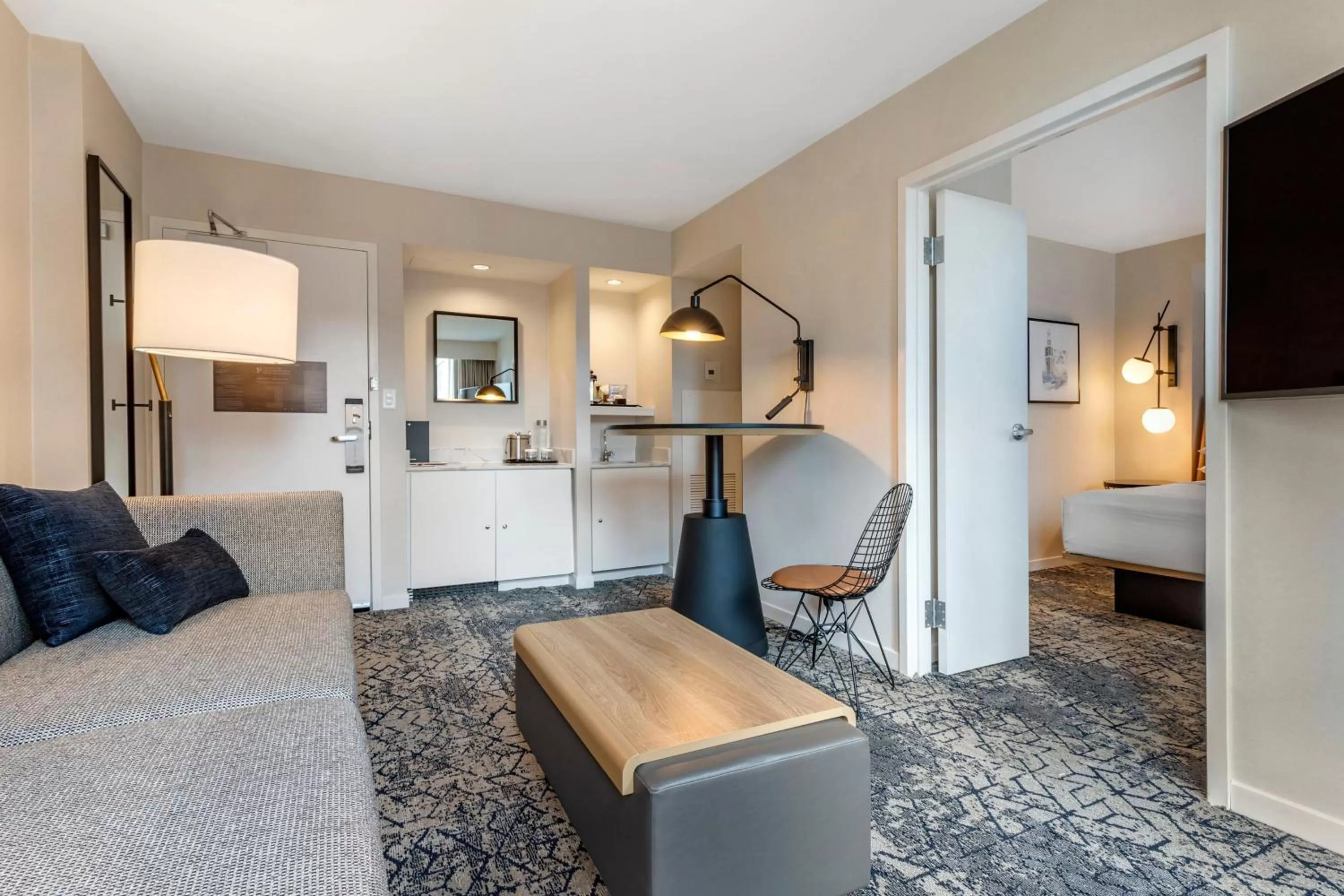 Club level, 1 Bedroom Suite, 1 King, Sofa bed in Sheraton Suites Old Town Alexandria