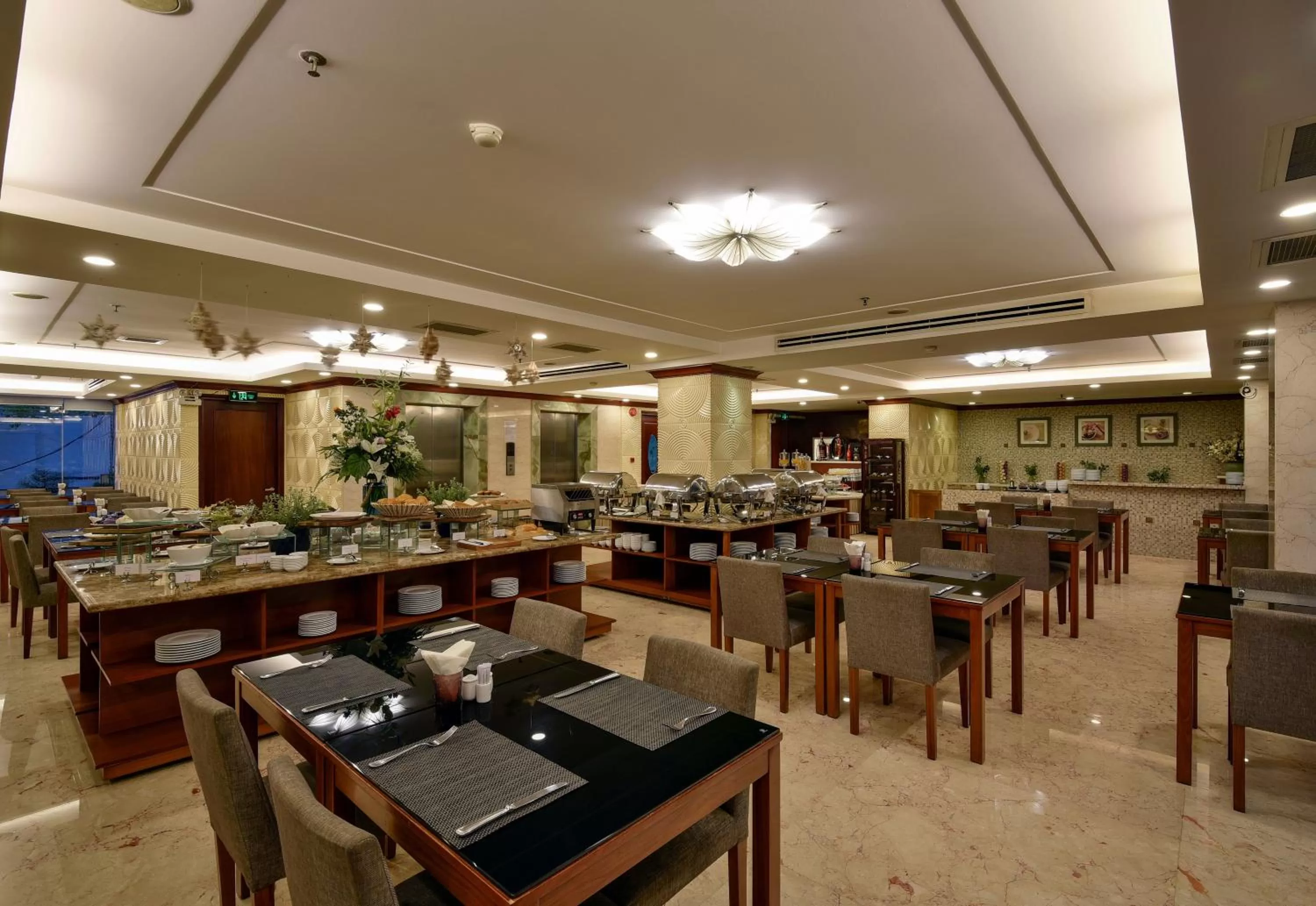 Restaurant/places to eat in Aquari Hotel