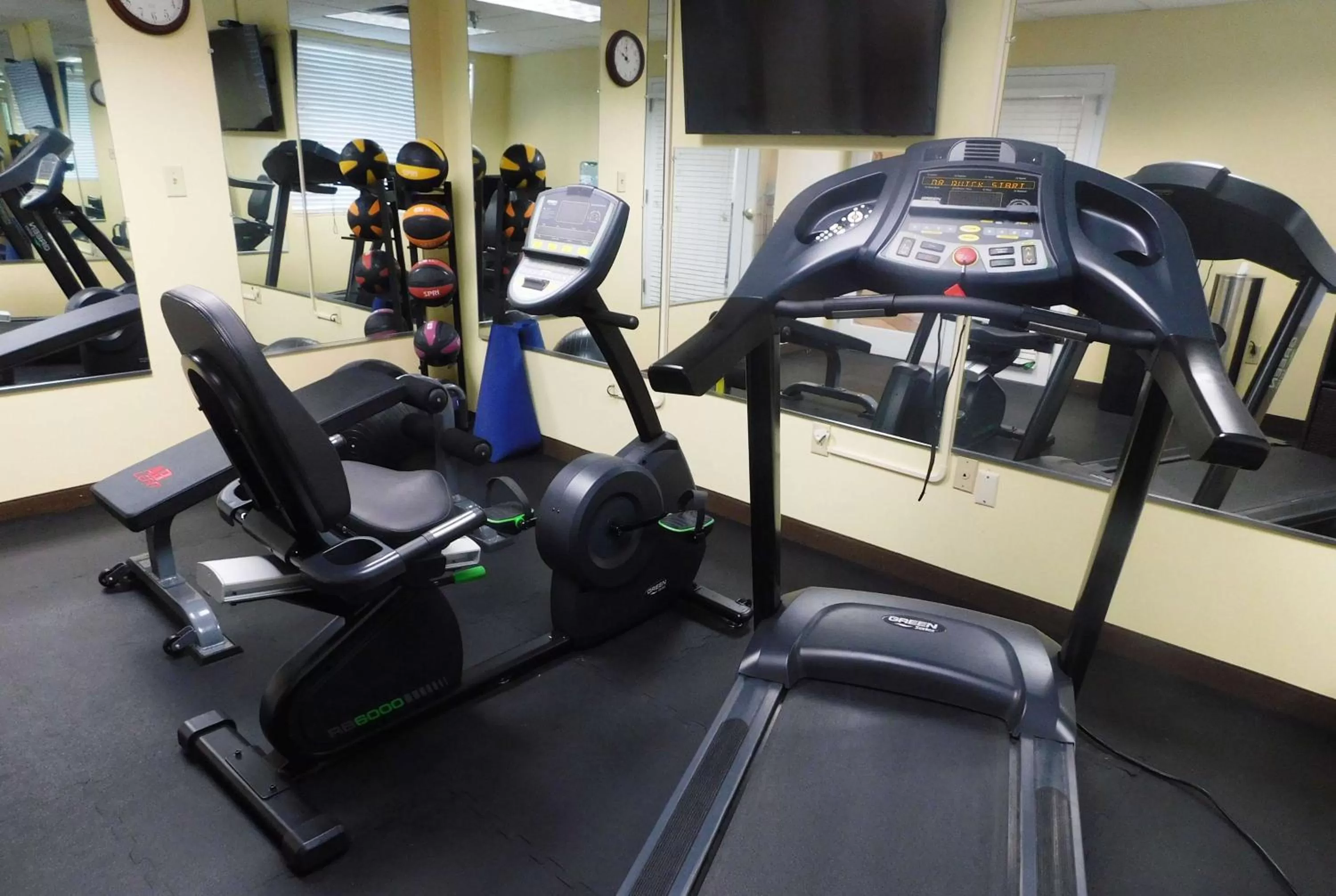 Fitness centre/facilities in Days Inn & Suites by Wyndham Pocahontas