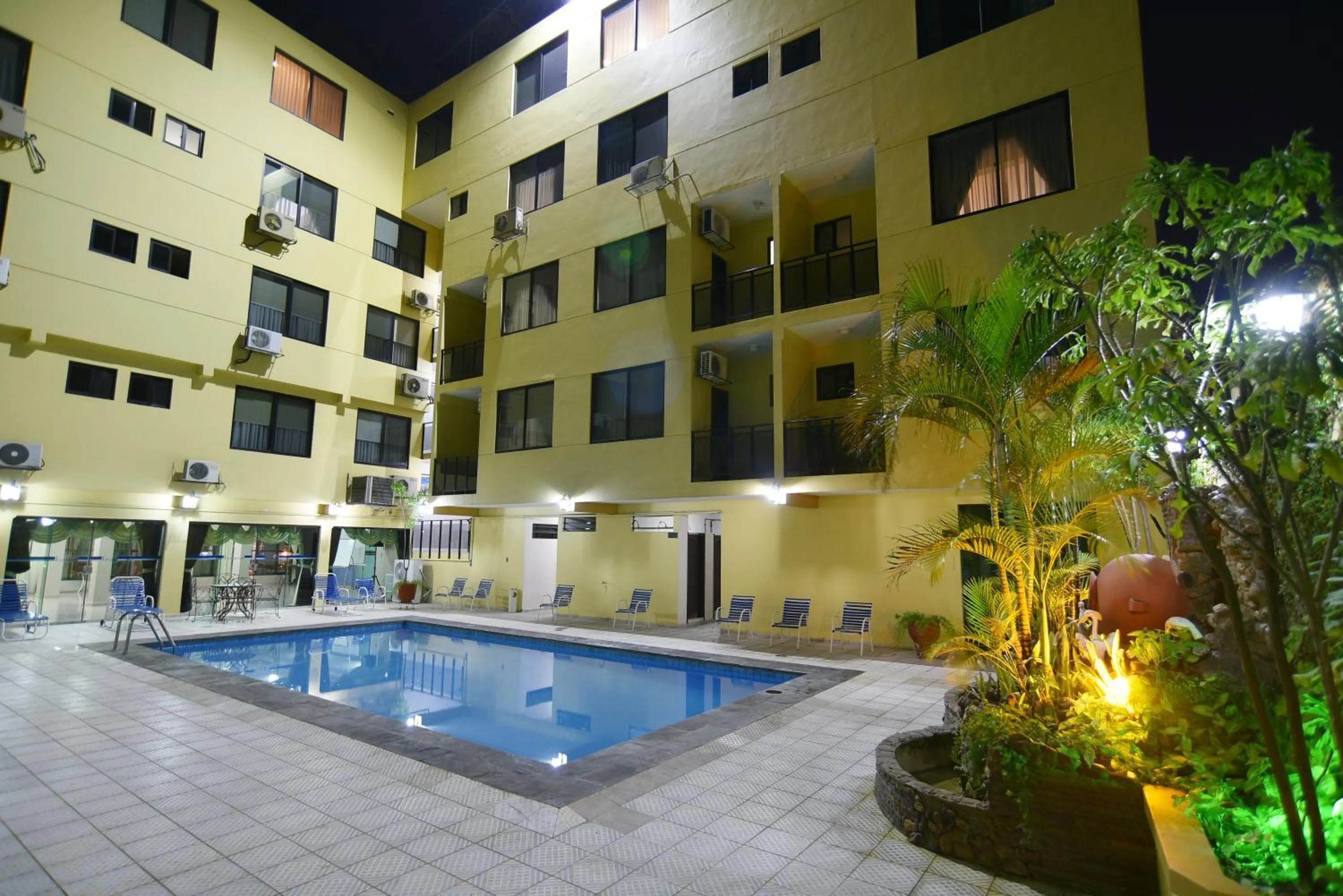 Swimming pool in Hotel Continental Park
