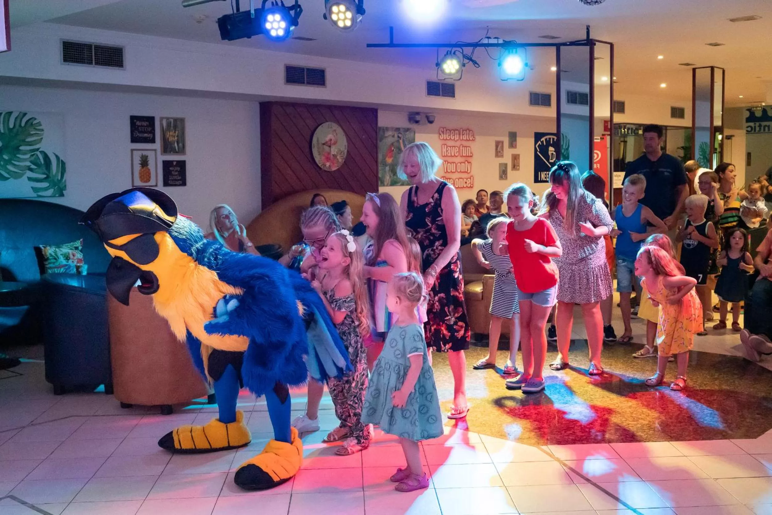 Evening entertainment in Apartamentos Galeon Playa