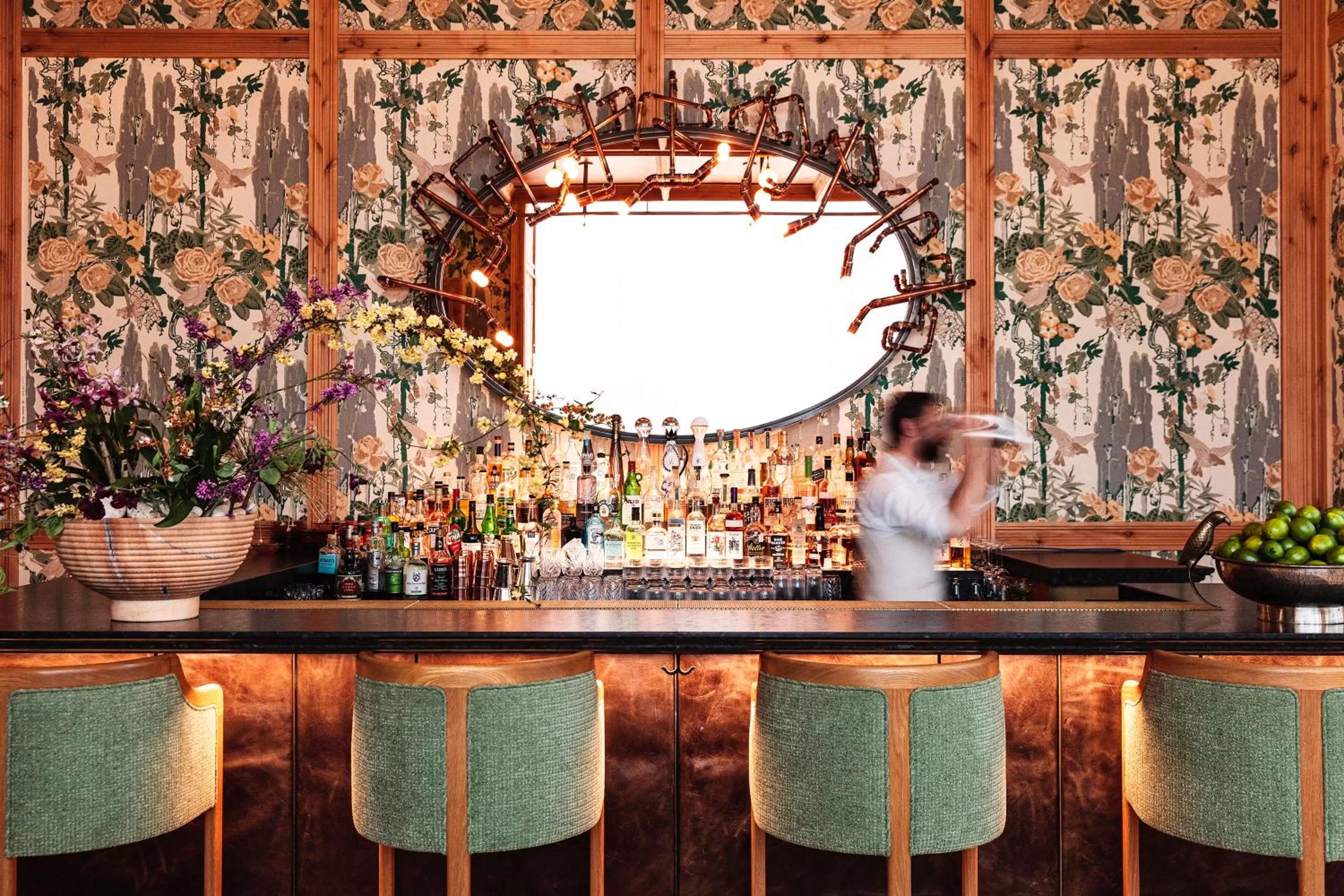 Lounge or bar in Austin Proper Hotel, a Member of Design Hotels