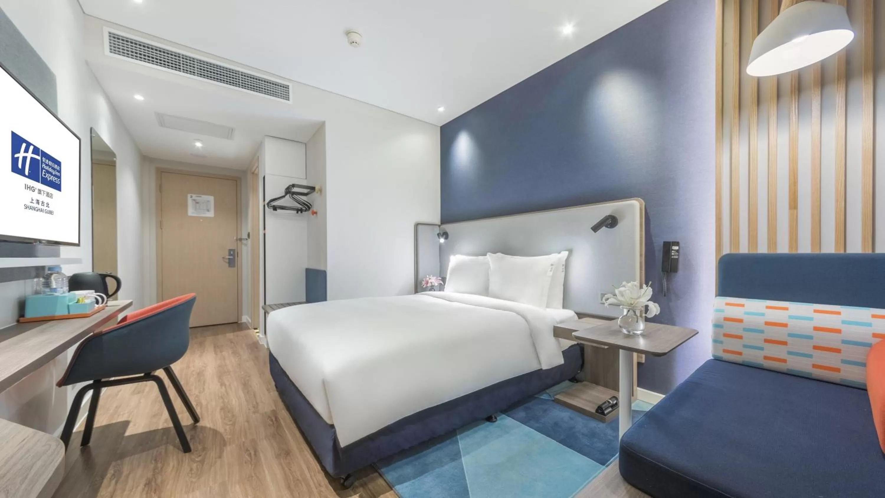 Photo of the whole room, Bed in Holiday Inn Express Shanghai Gubei by IHG