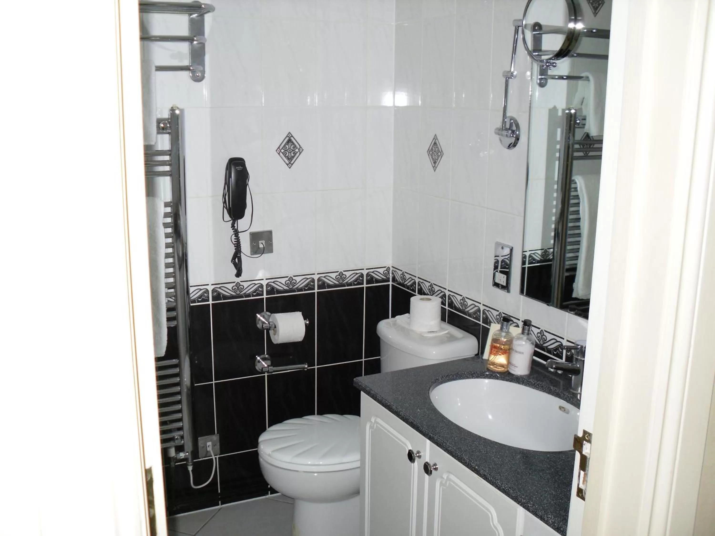 Bathroom in Norfolk Royale Hotel