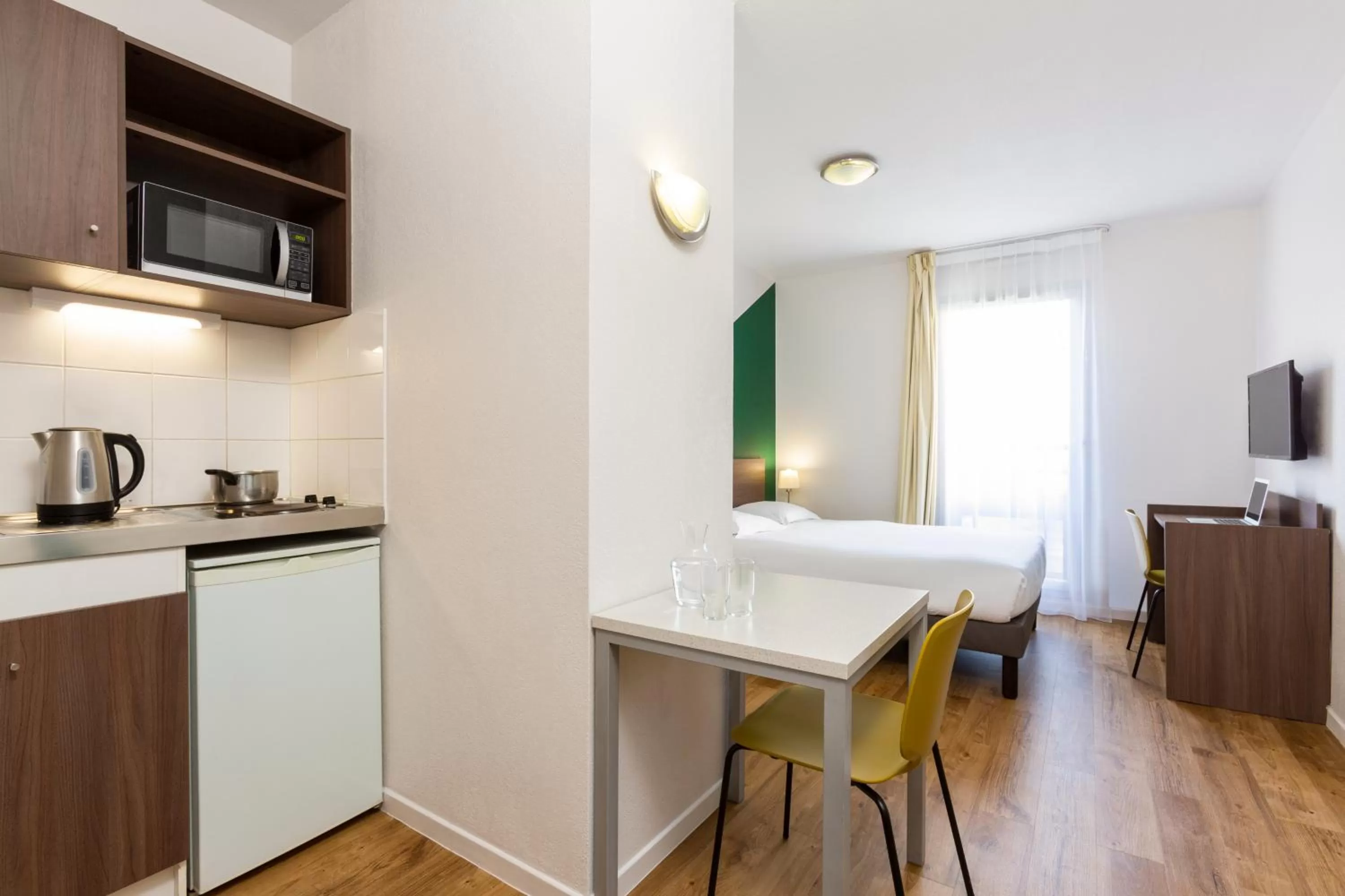 Kitchen or kitchenette, Bed in Aparthotel Adagio Access Carrières Sous Poissy