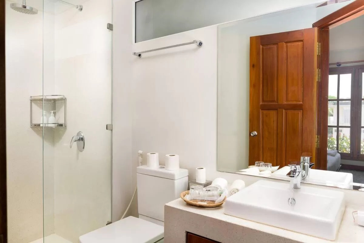 Shower, Bathroom in Homewood Hotel