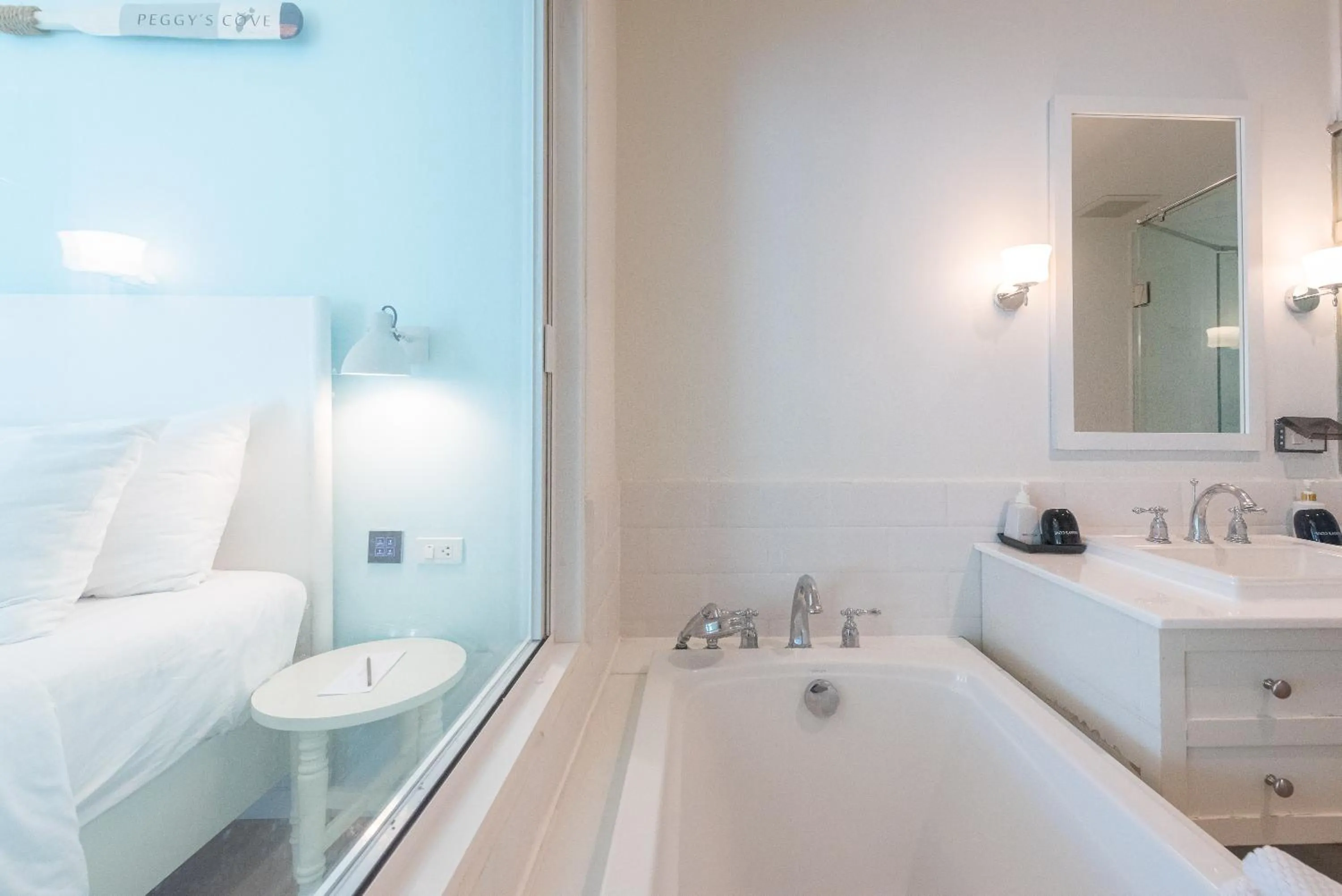 Bathroom, Bed in Peggy's Cove Resort