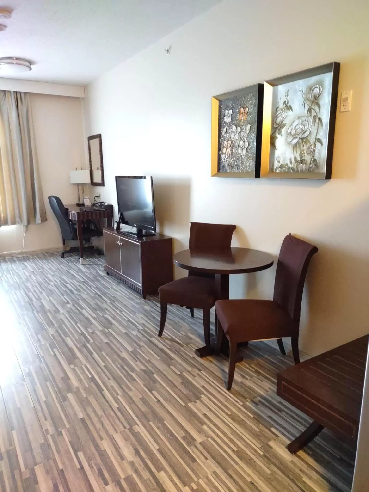 Seating area in Days Inn & Suites by Wyndham Fort Saskatchewan