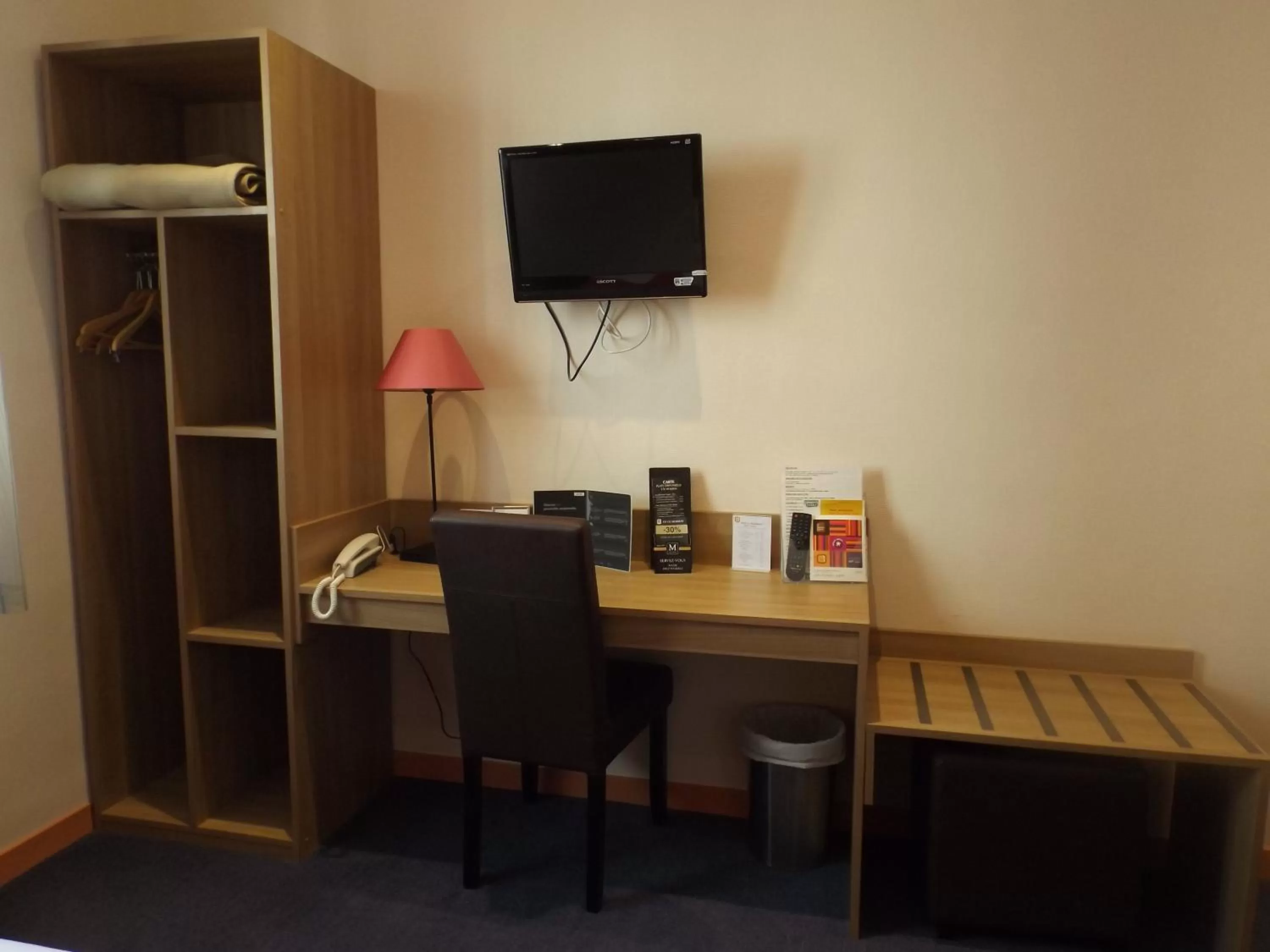 TV and multimedia in Logis Hôtel La Résidence, Cognac Centre