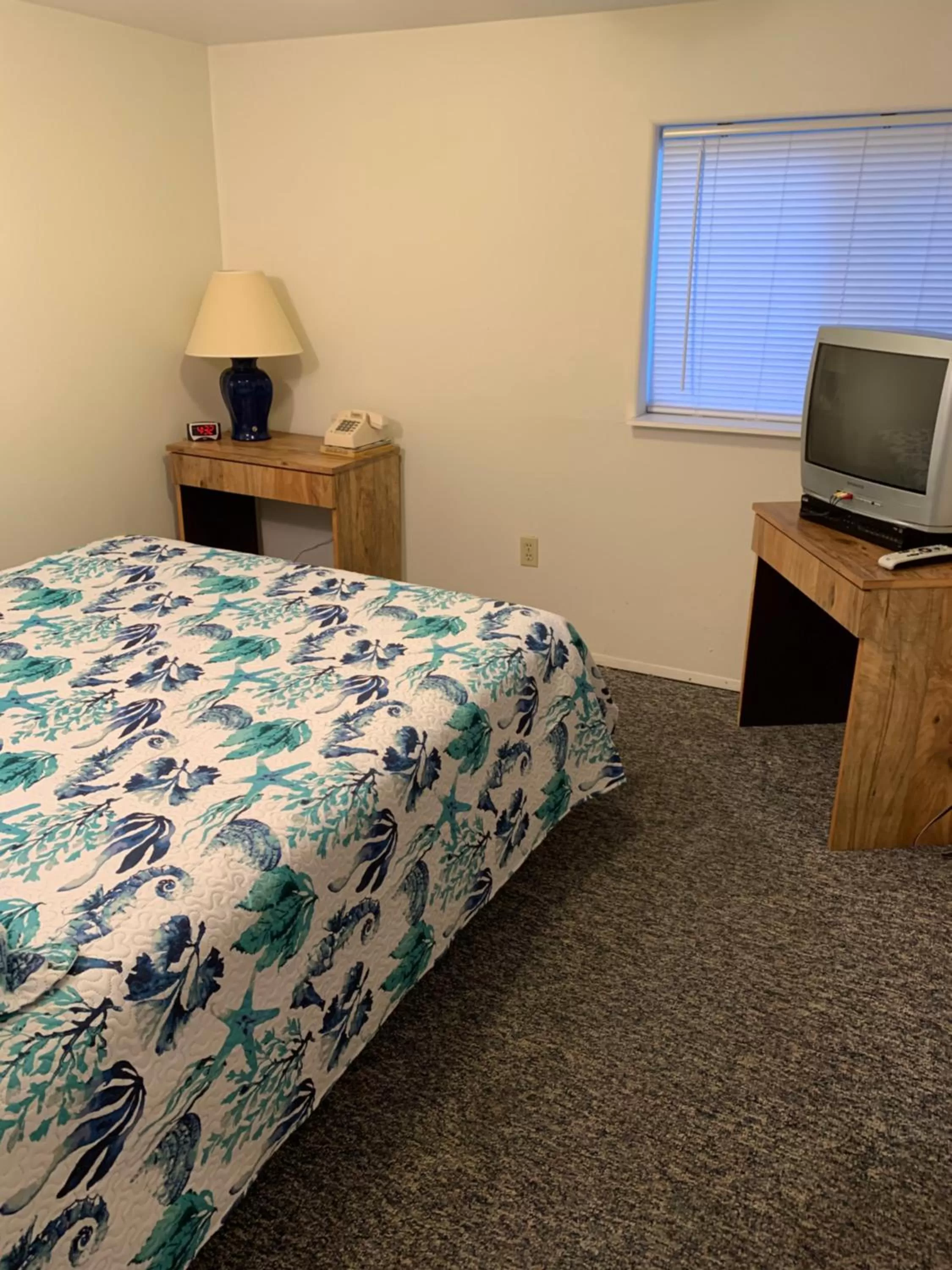 Bed in Curley's Resort & Dive Center