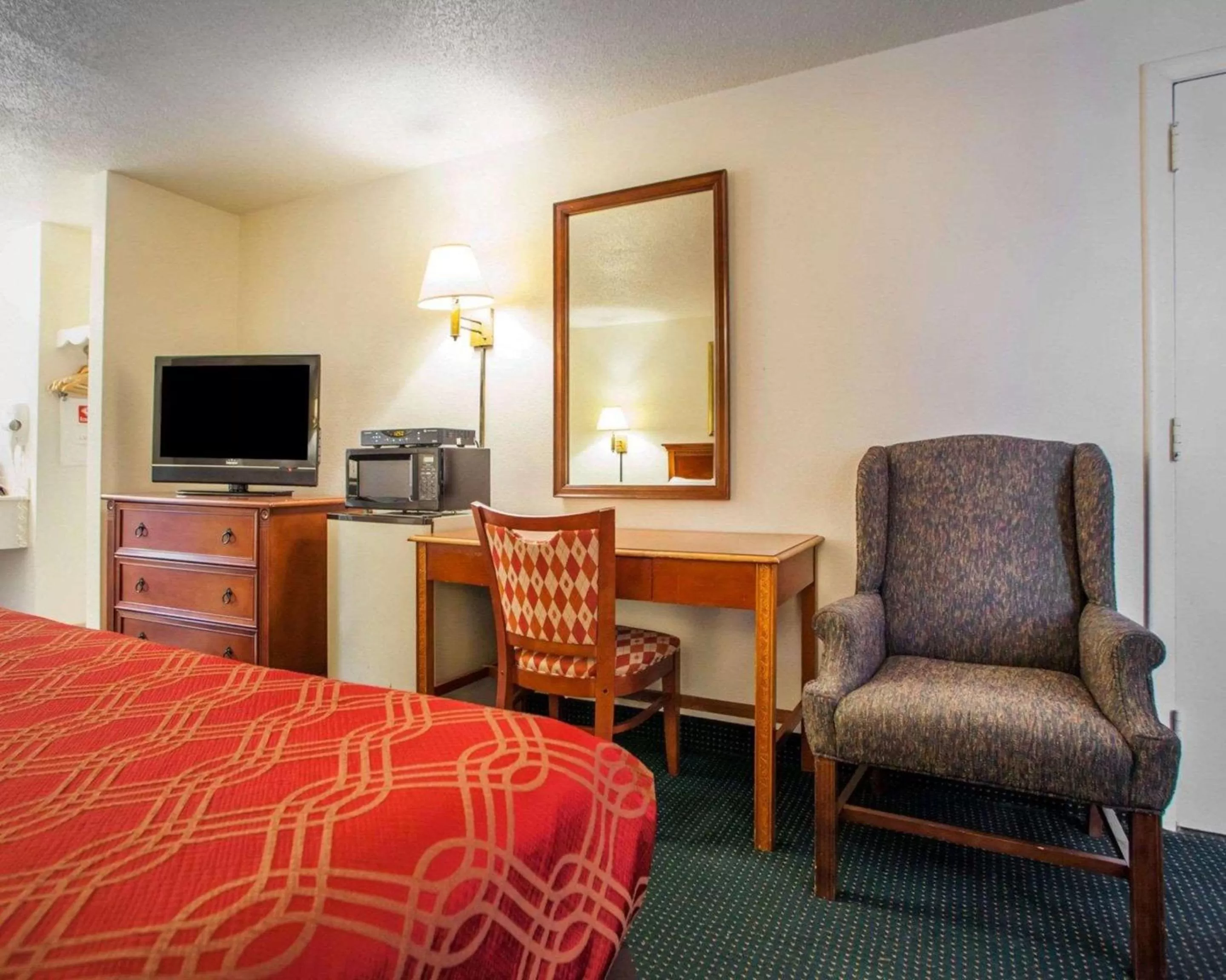 Photo of the whole room, Bed in Econo Lodge