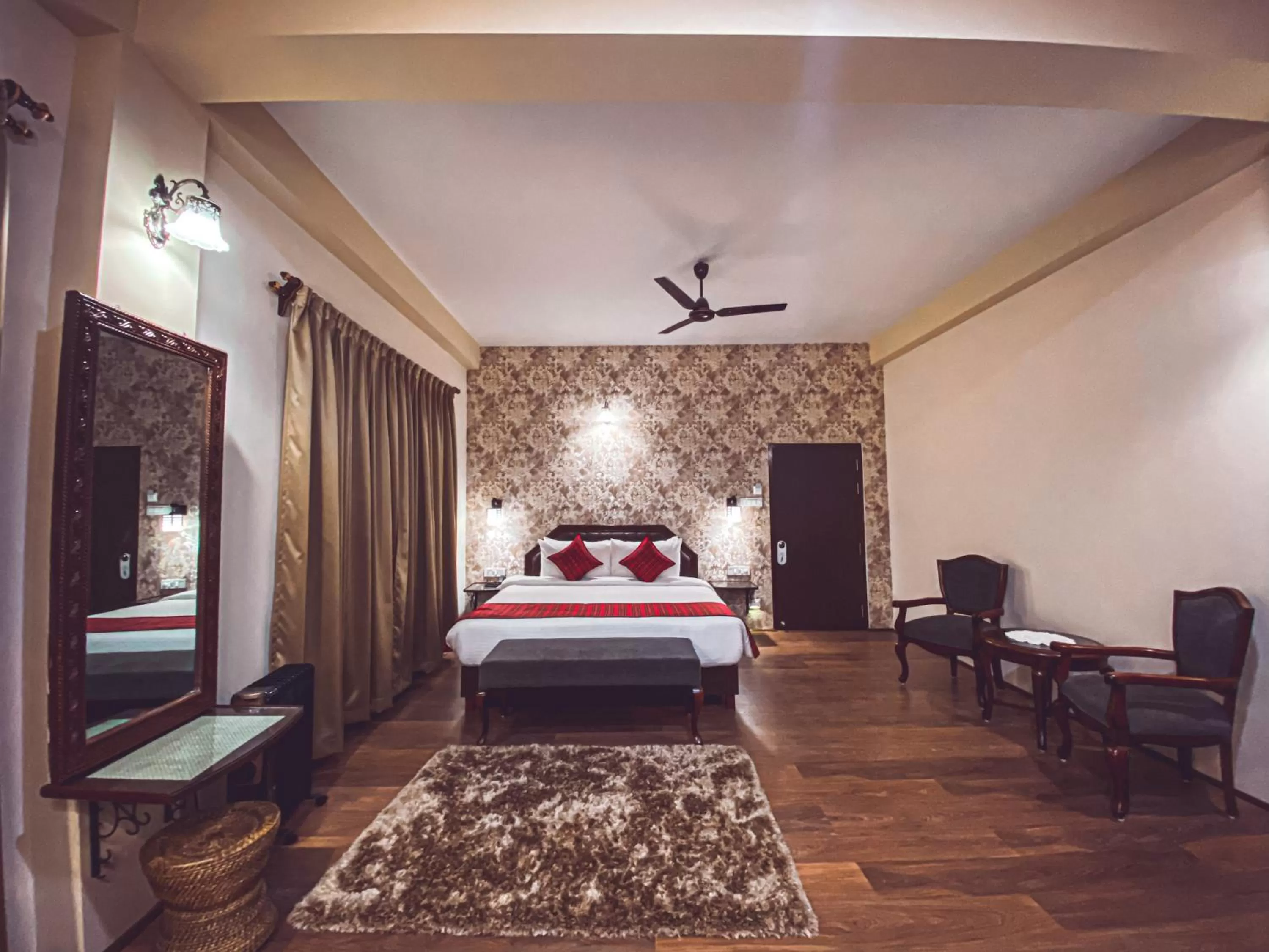 Photo of the whole room in Windermere Inn