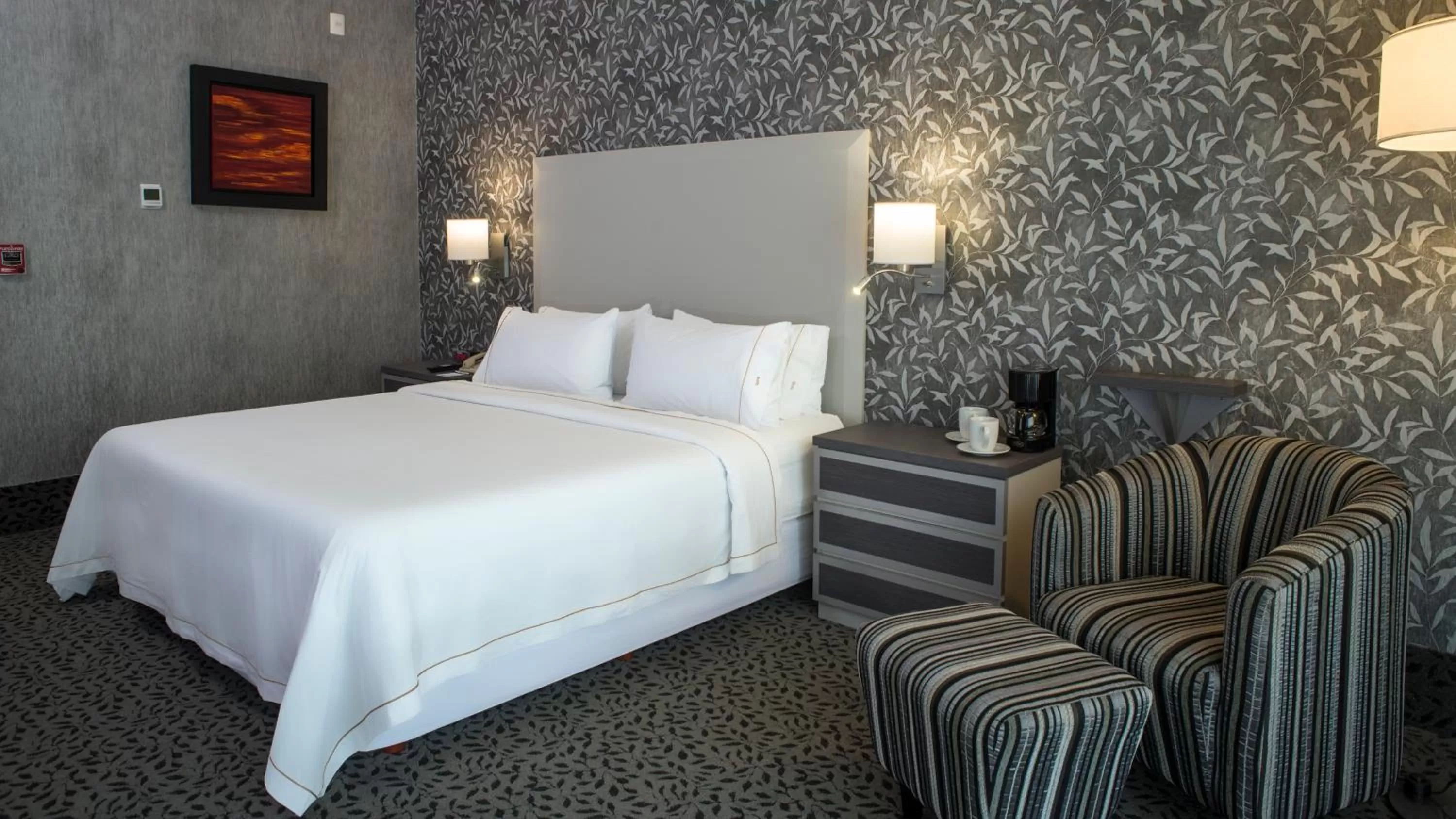 Photo of the whole room, Bed in Holiday Inn Express & Suites Queretaro by IHG