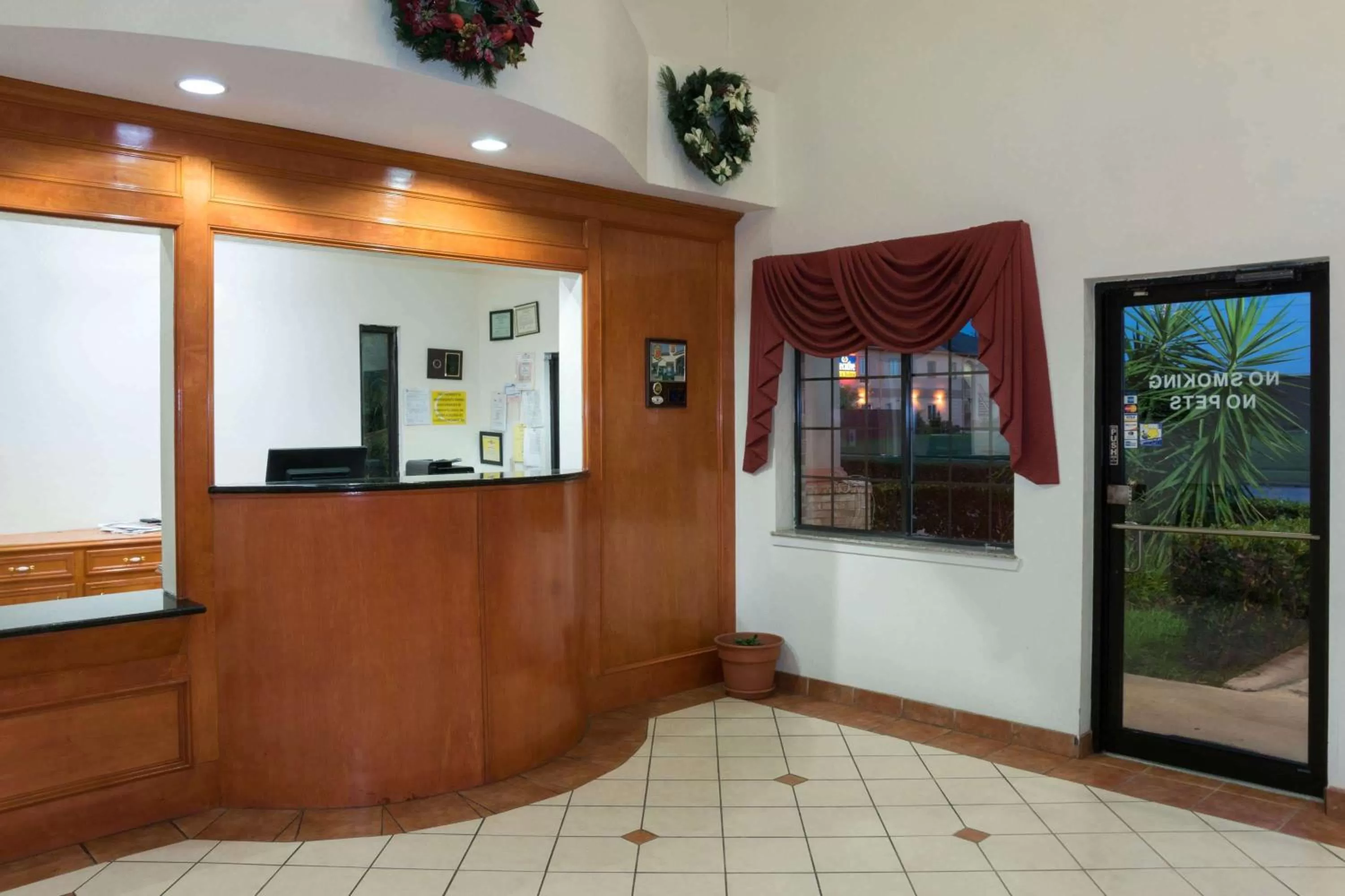 Lobby or reception in Super 8 by Wyndham Stafford Sugarland Area