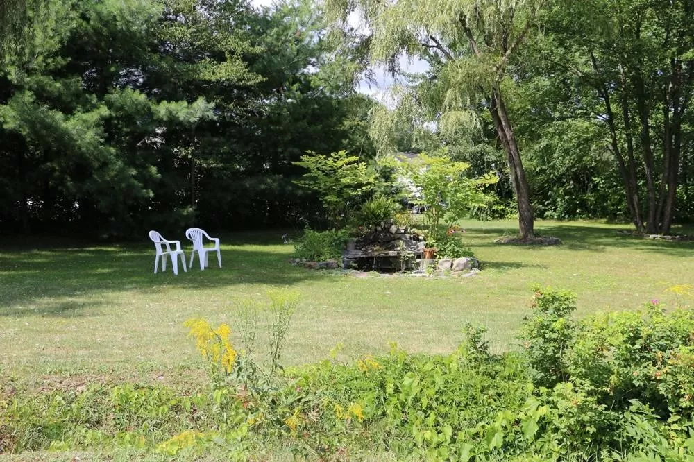 Garden in The Bond 1786 Inn