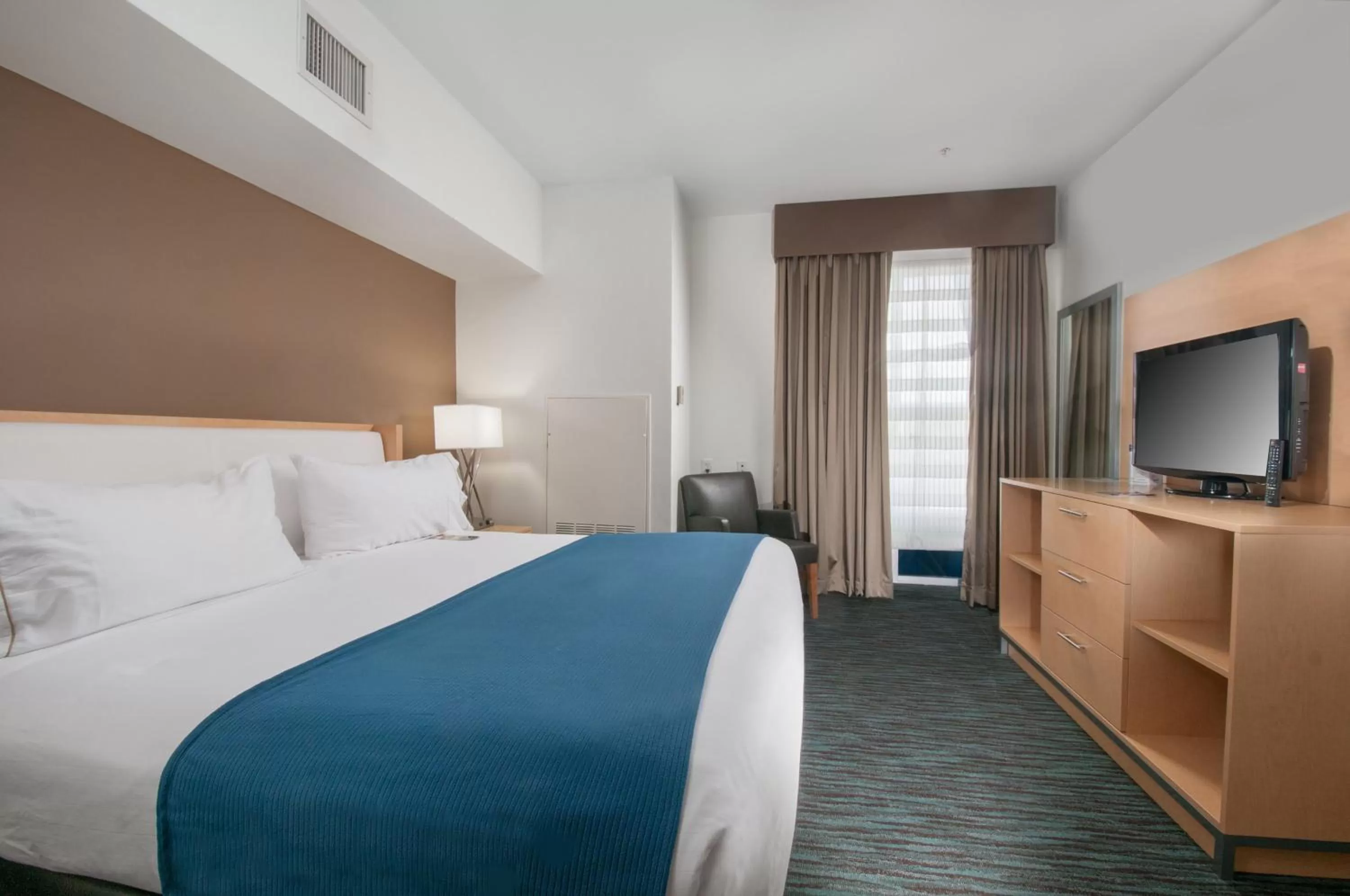 Photo of the whole room, Bed in Holiday Inn Express Hotel & Suites San Antonio - Rivercenter Area by IHG
