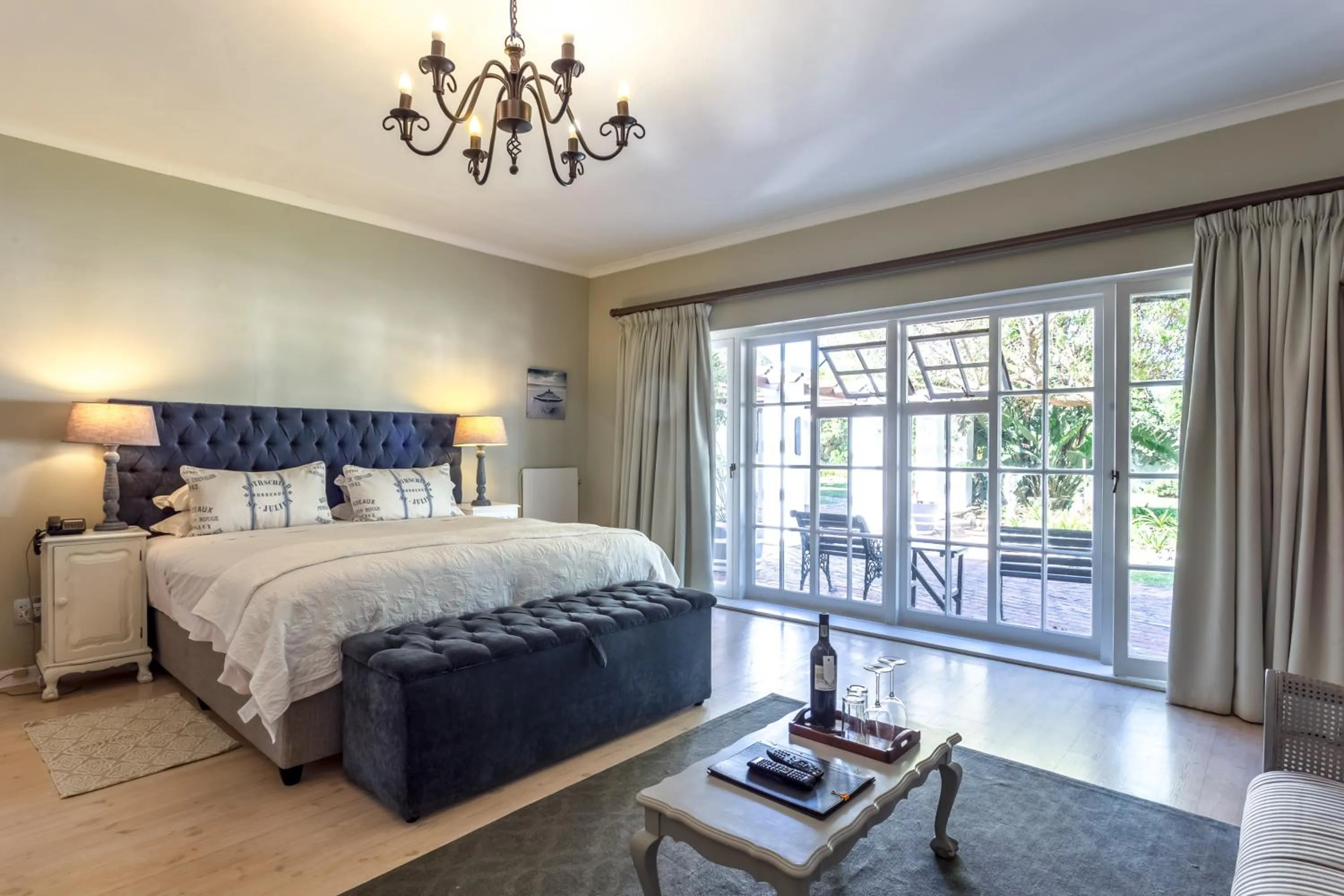 Photo of the whole room, Bed in Whale Rock Luxury Lodge