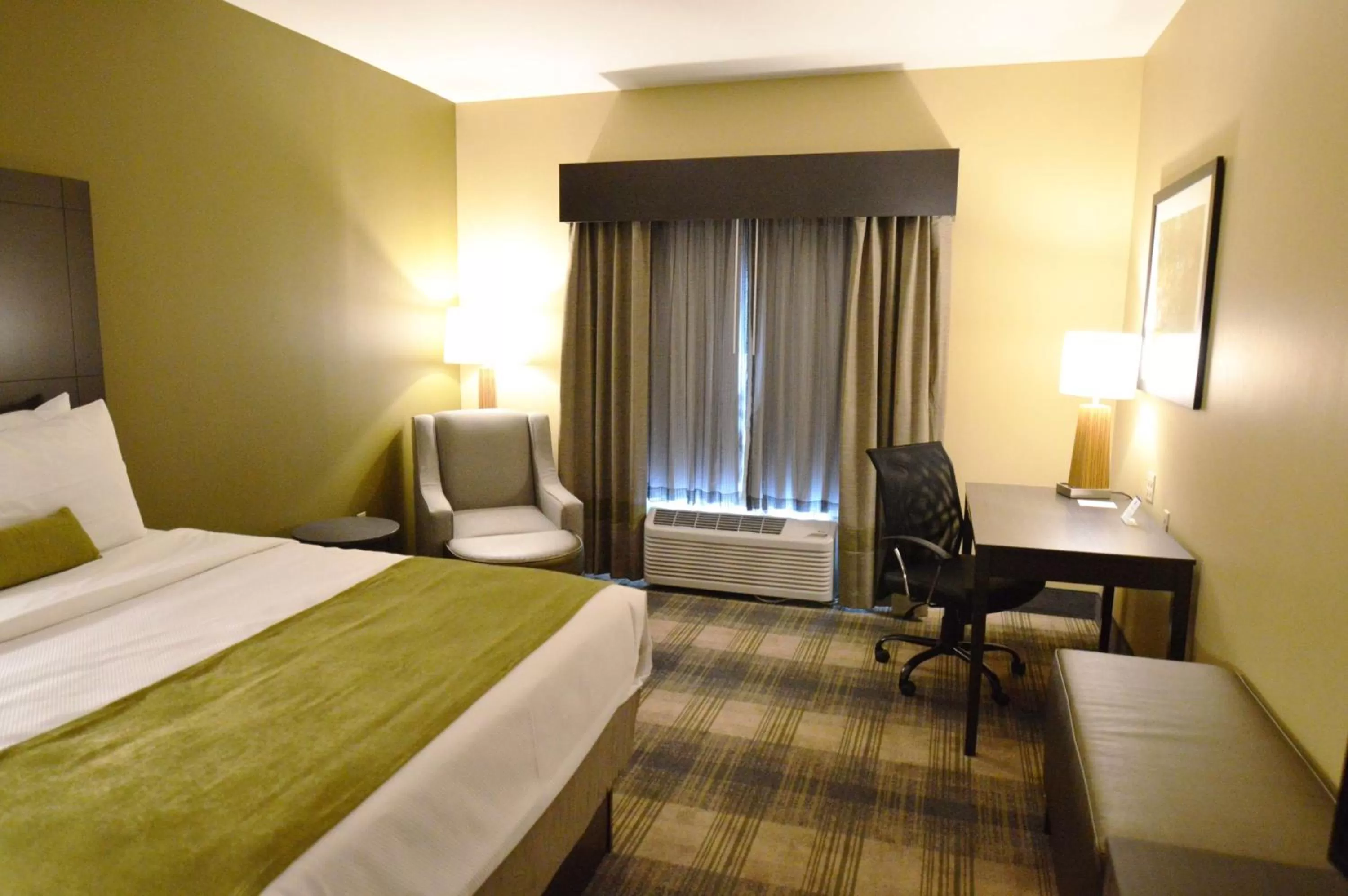 Photo of the whole room, Bed in Best Western Plus New Orleans Airport Hotel