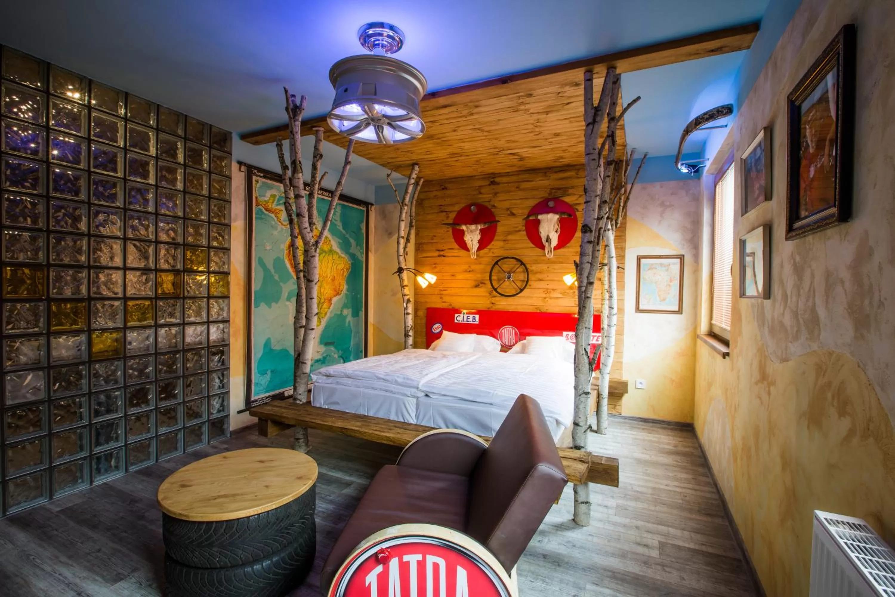 Bed in Retro hotel Garage