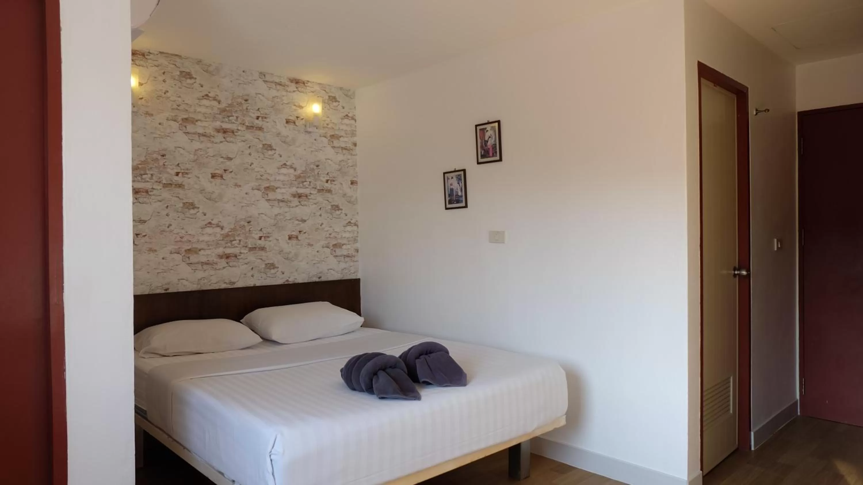 18 Coins Budget Hotel