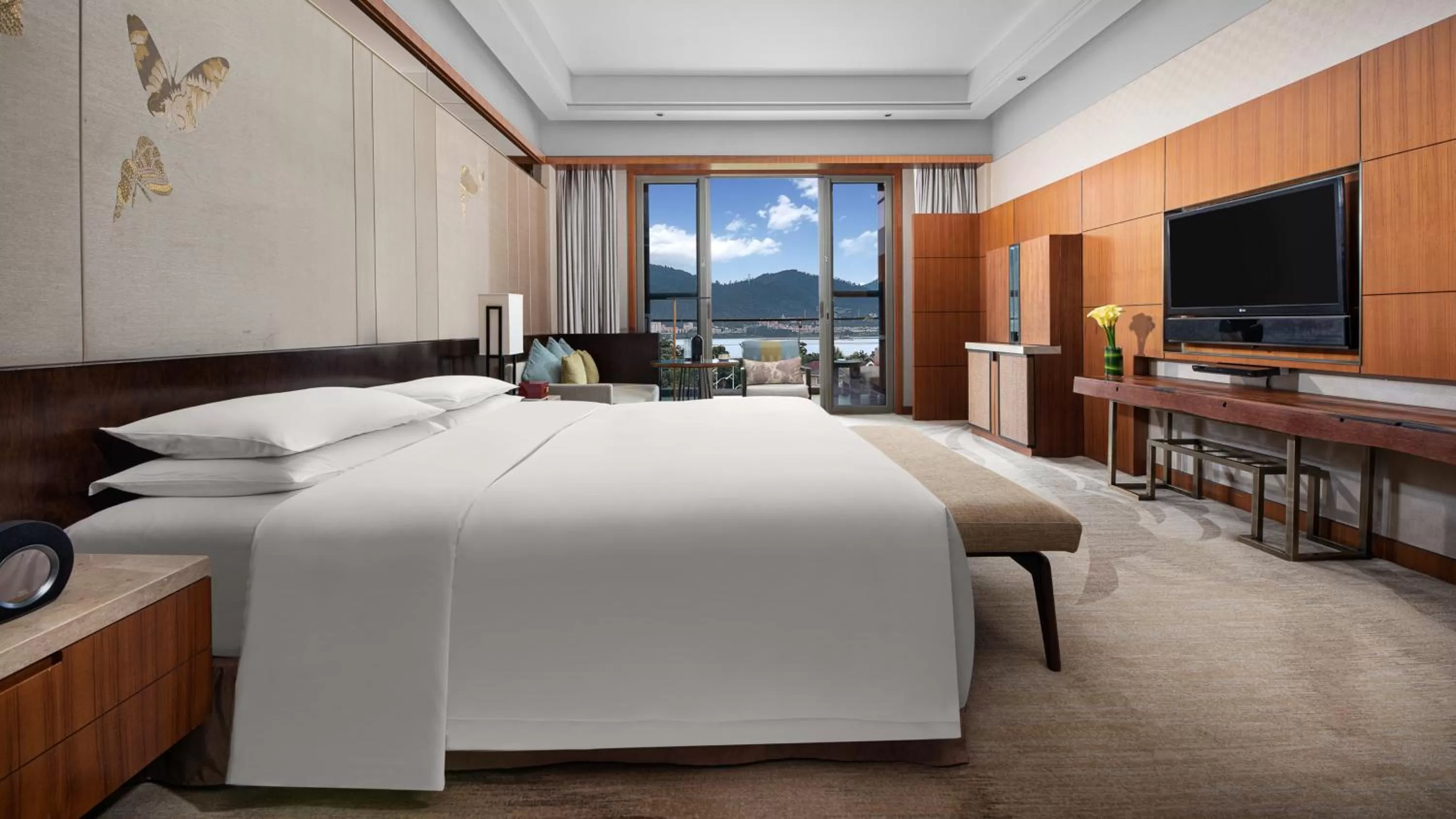 Photo of the whole room, Bed in InterContinental Kunming by IHG