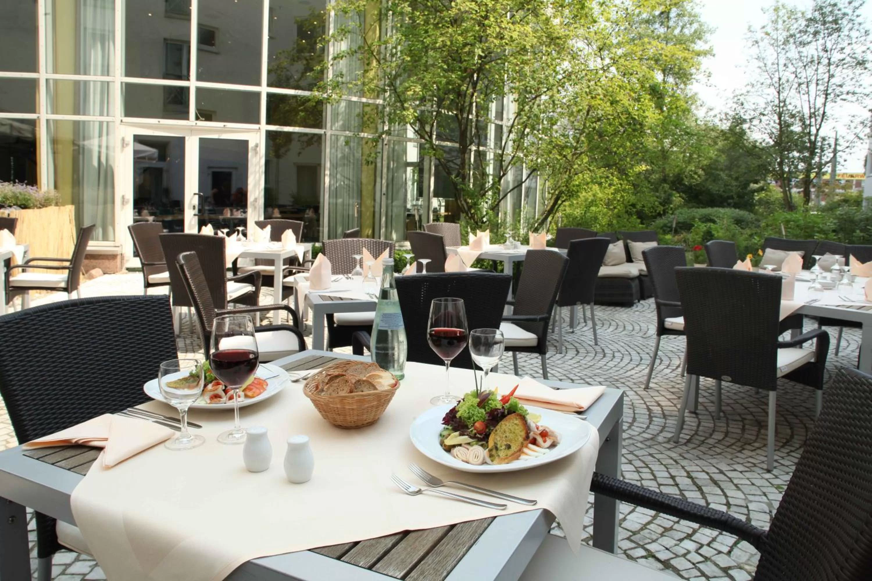 Restaurant/places to eat in Wyndham Hannover Atrium