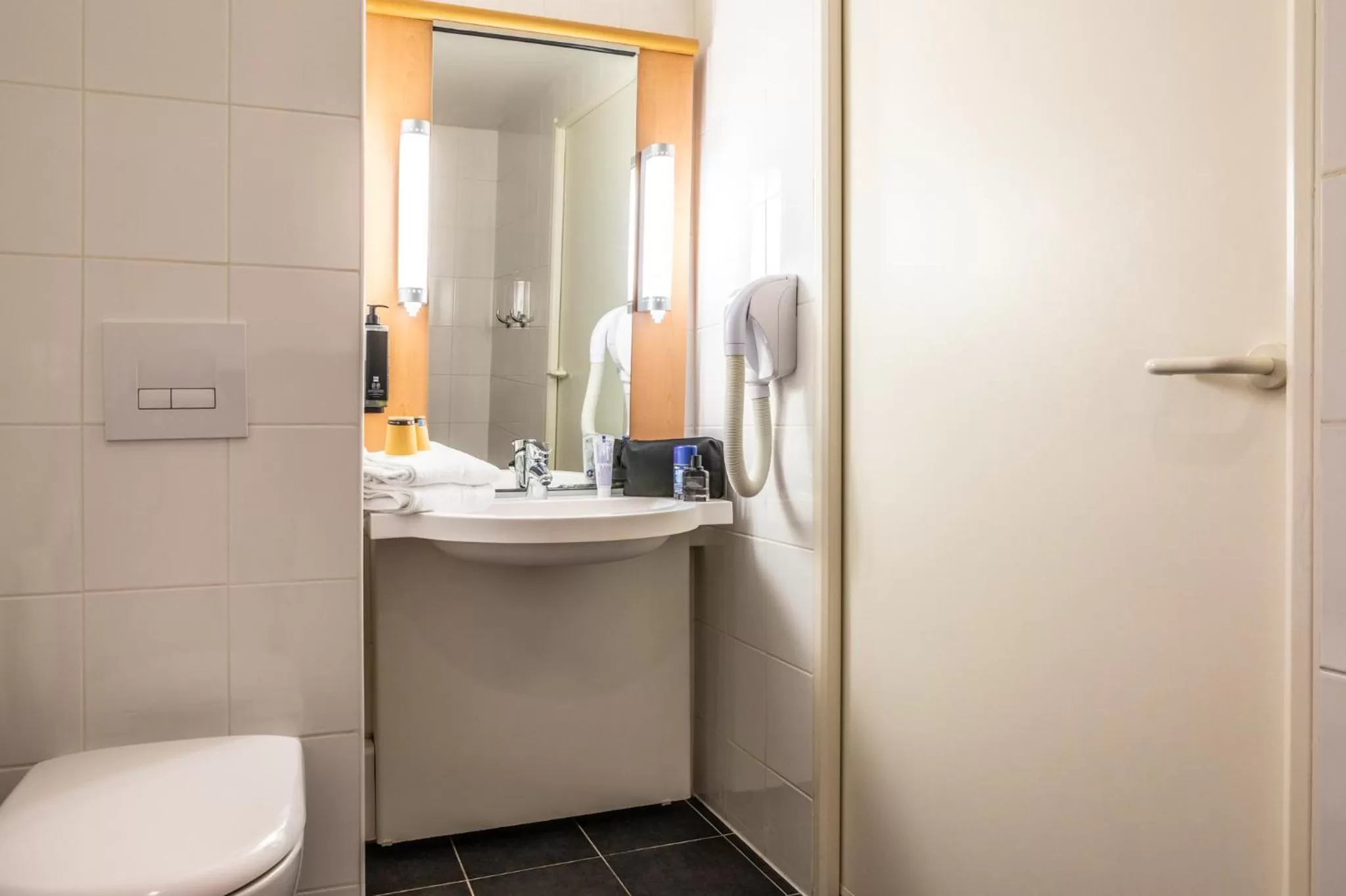 Bathroom in ibis Paris Meudon Velizy