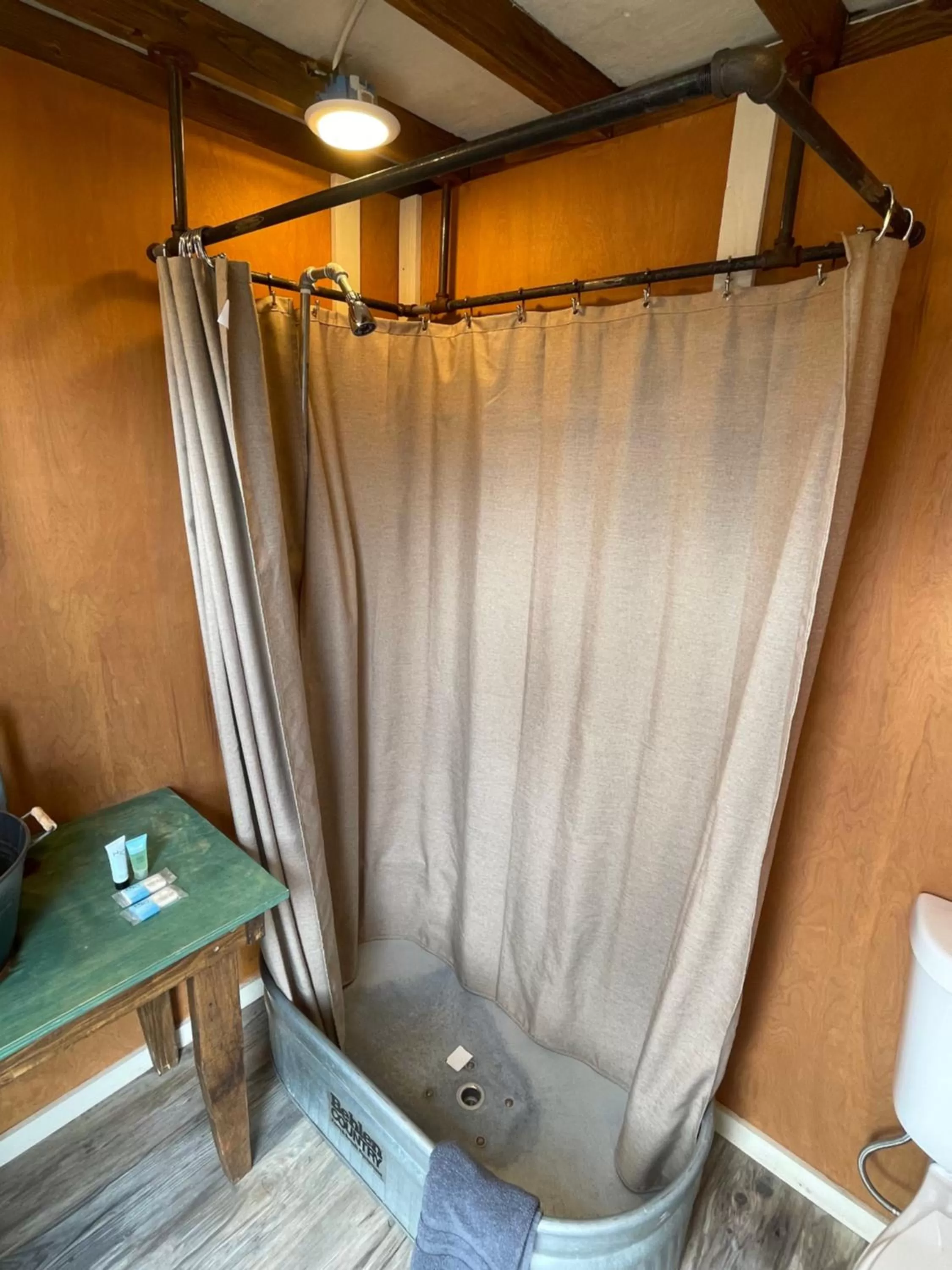 Shower in Blue Mountain Domes - The WOW Experience