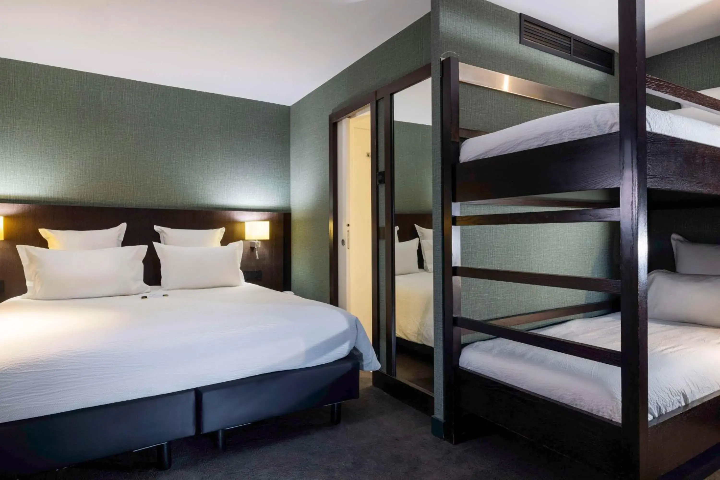 Family Queen Room with Bunk Bed in Best Western Bretagne Montparnasse Family Queen Room with Bunk Bed in Best Western Bretagne Montparnasse
