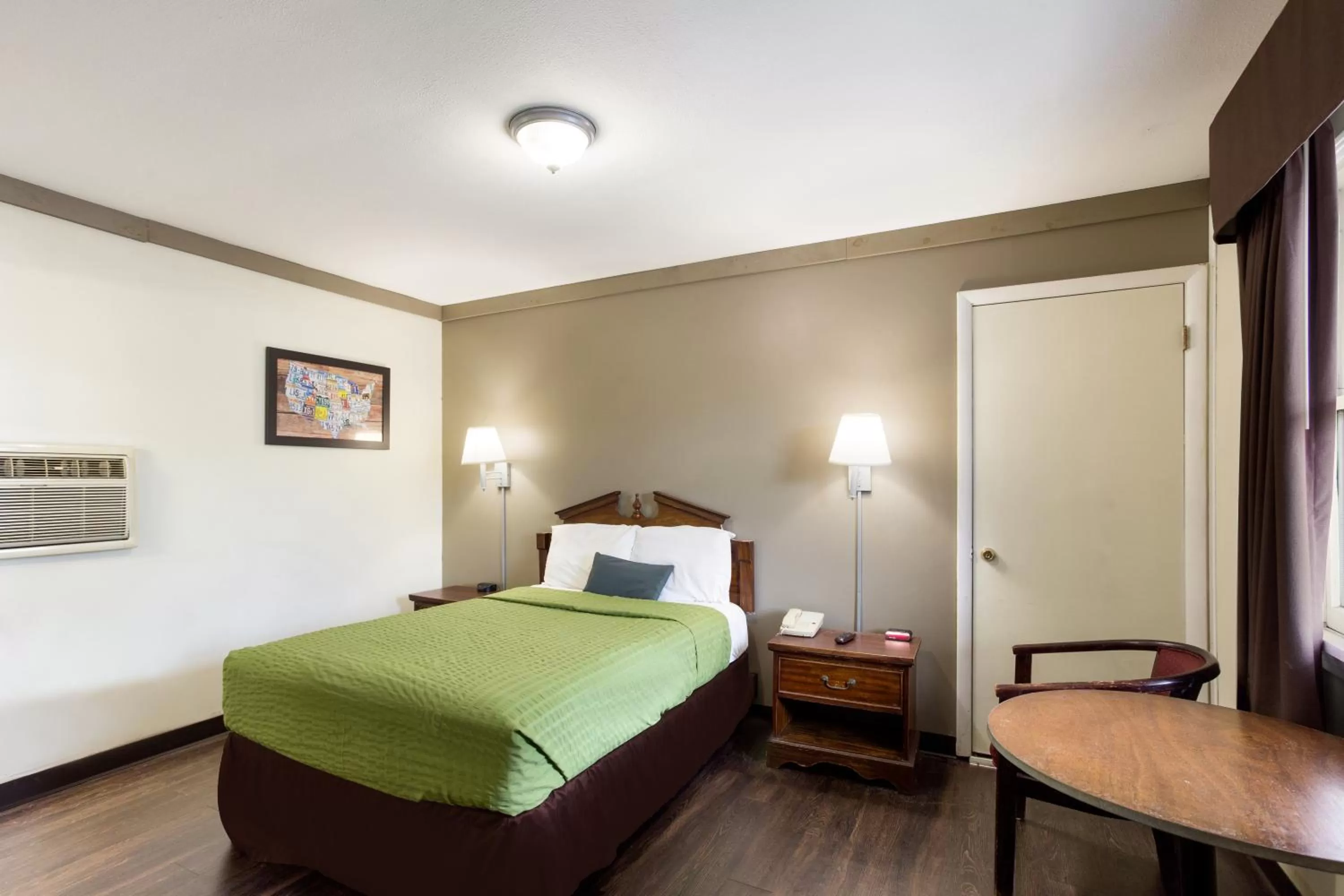 Photo of the whole room, Bed in Malone Inn