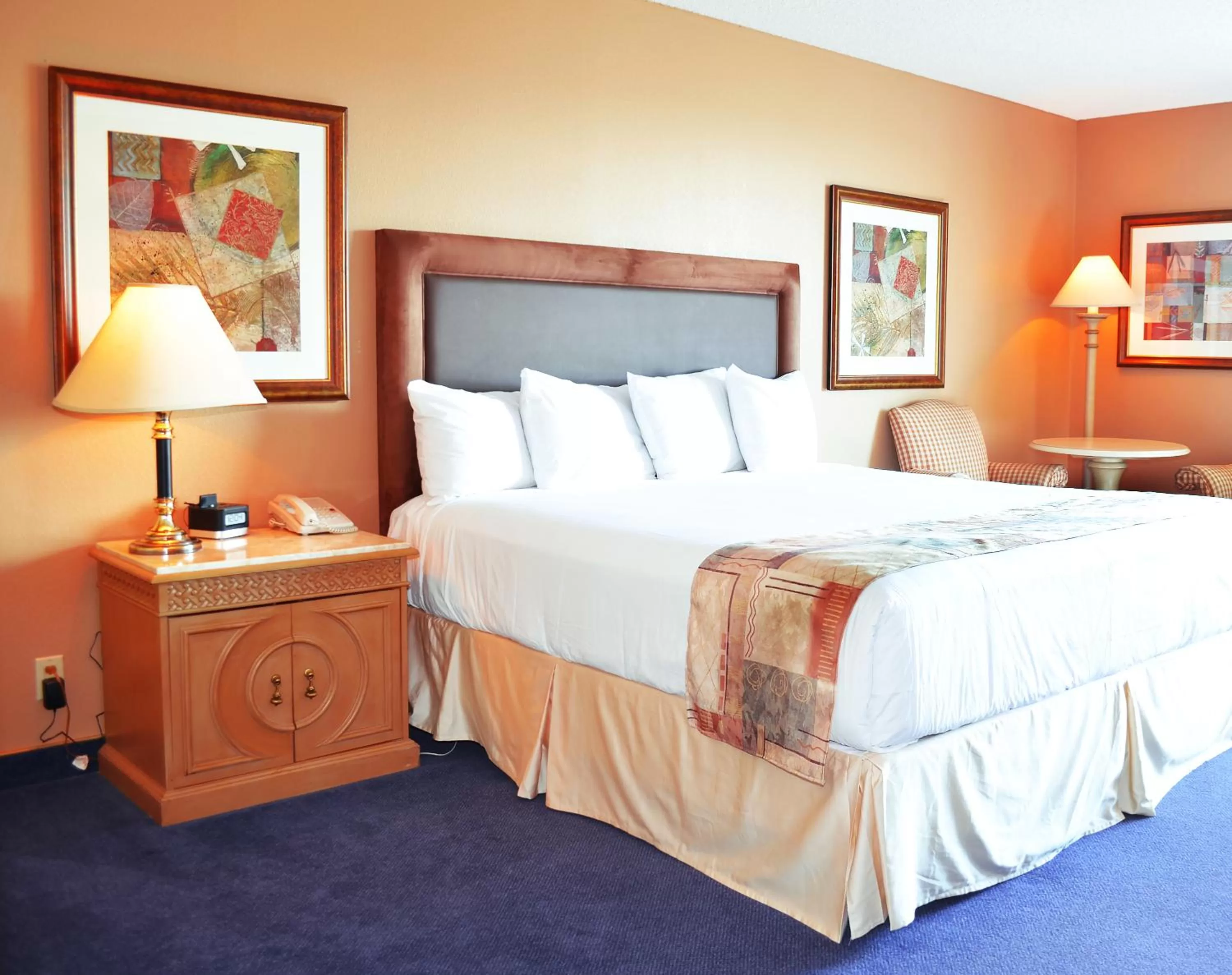 Seating area, Bed in Laughlin River Lodge