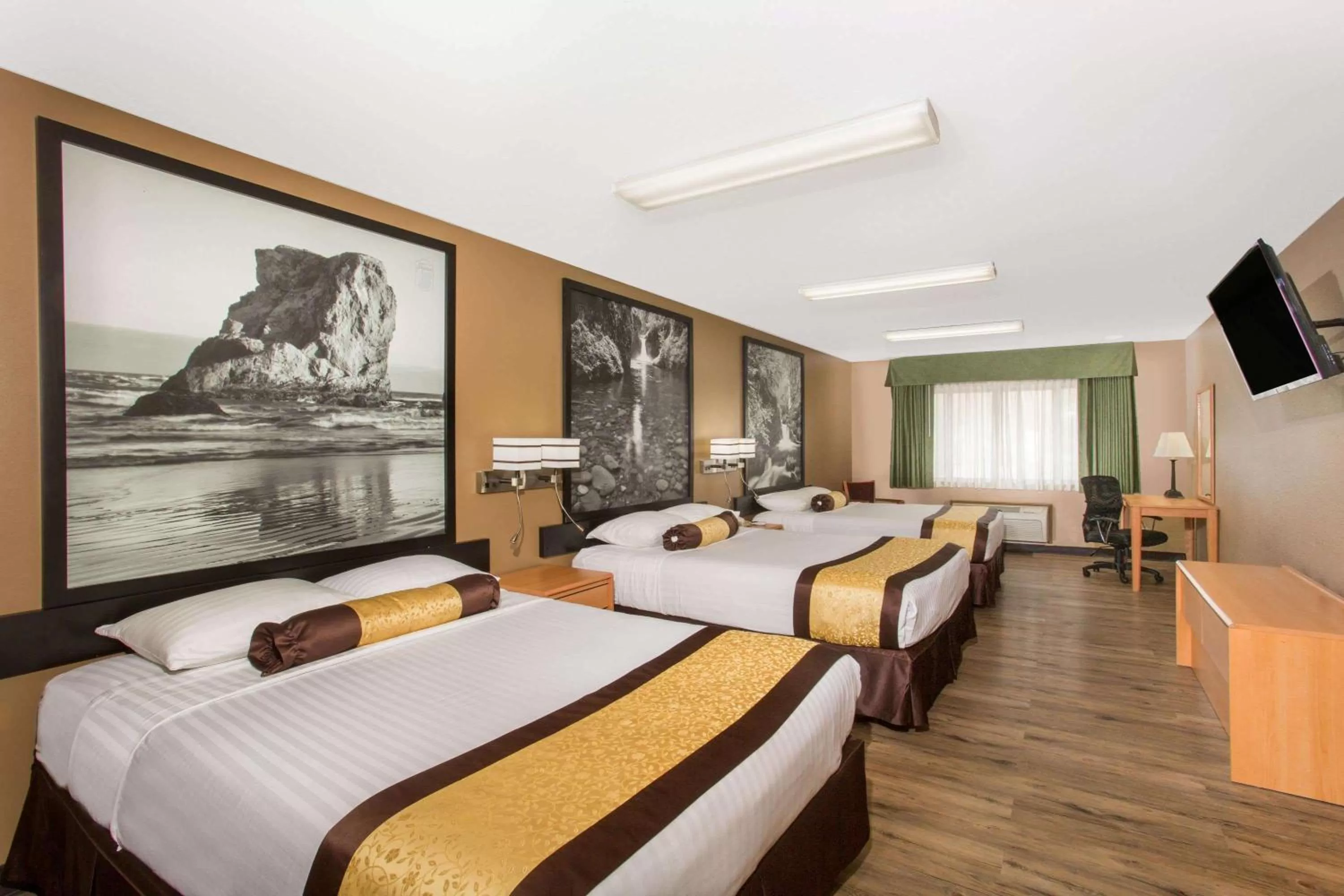 Photo of the whole room, Bed in Super 8 by Wyndham Baker City