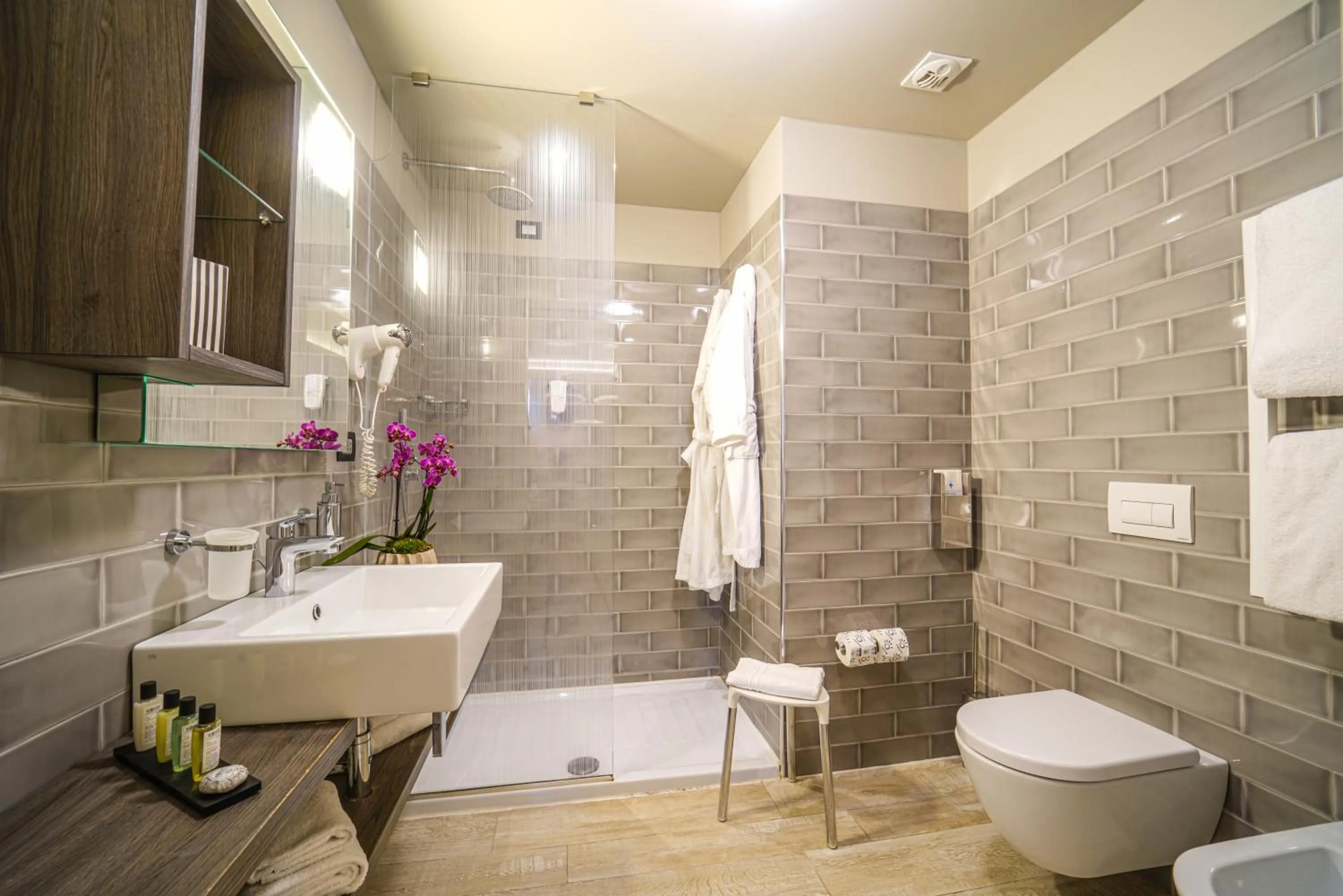 Shower in Nautilus Family Hotel