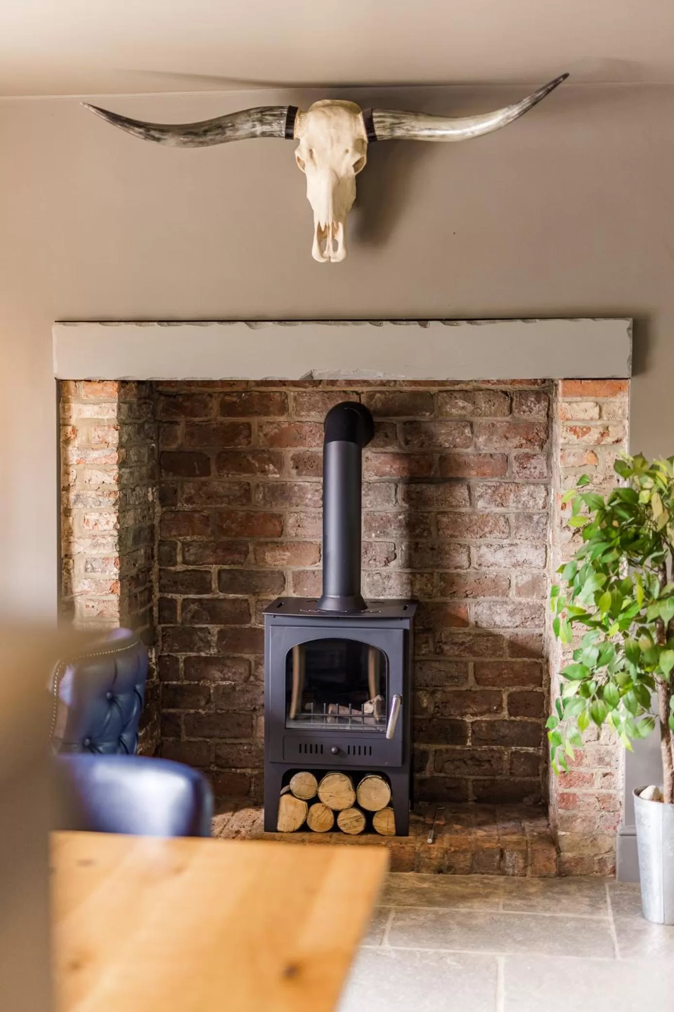 Decorative detail in Plum and Partridge Husthwaite