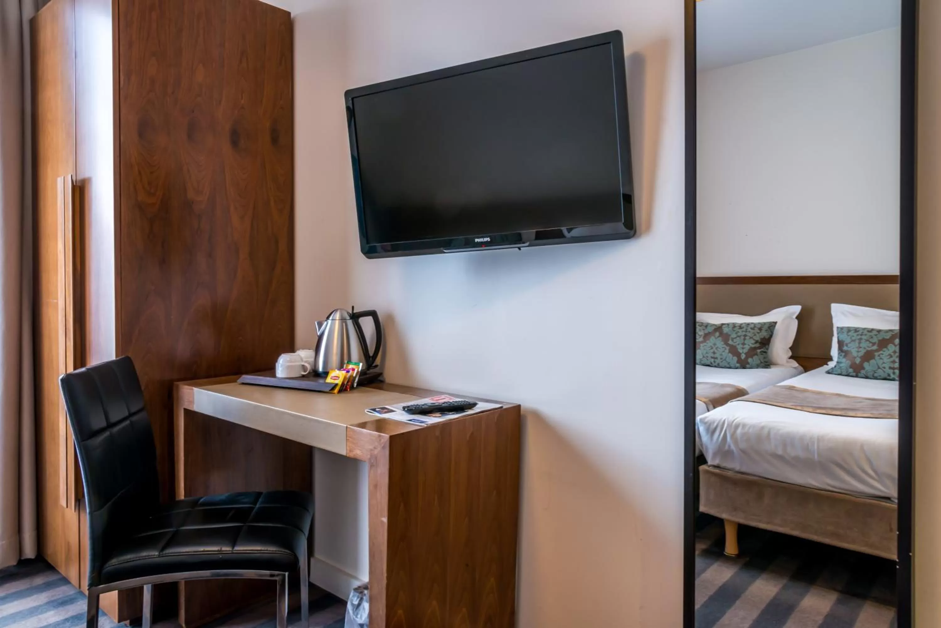 TV and multimedia, Bed in Art Hotel Eiffel